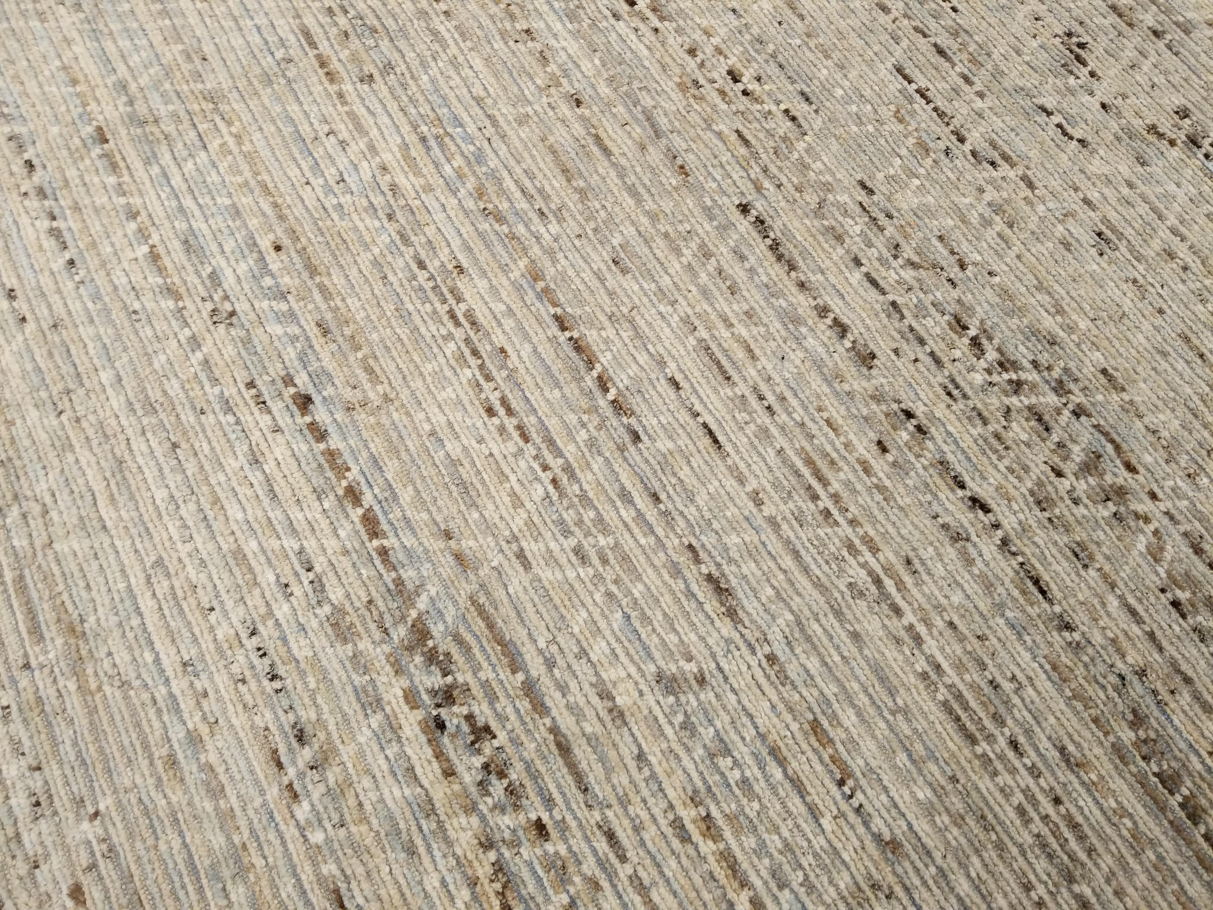 Hand-knotted with fine, lustrous Ghazni wool, Casablanca spearheads the contemporary Moroccan collection of the Alberto Levi Gallery. Here, the infinite repeat pattern of parallel and offset diamond elements is worked in tone-on-tone against a light