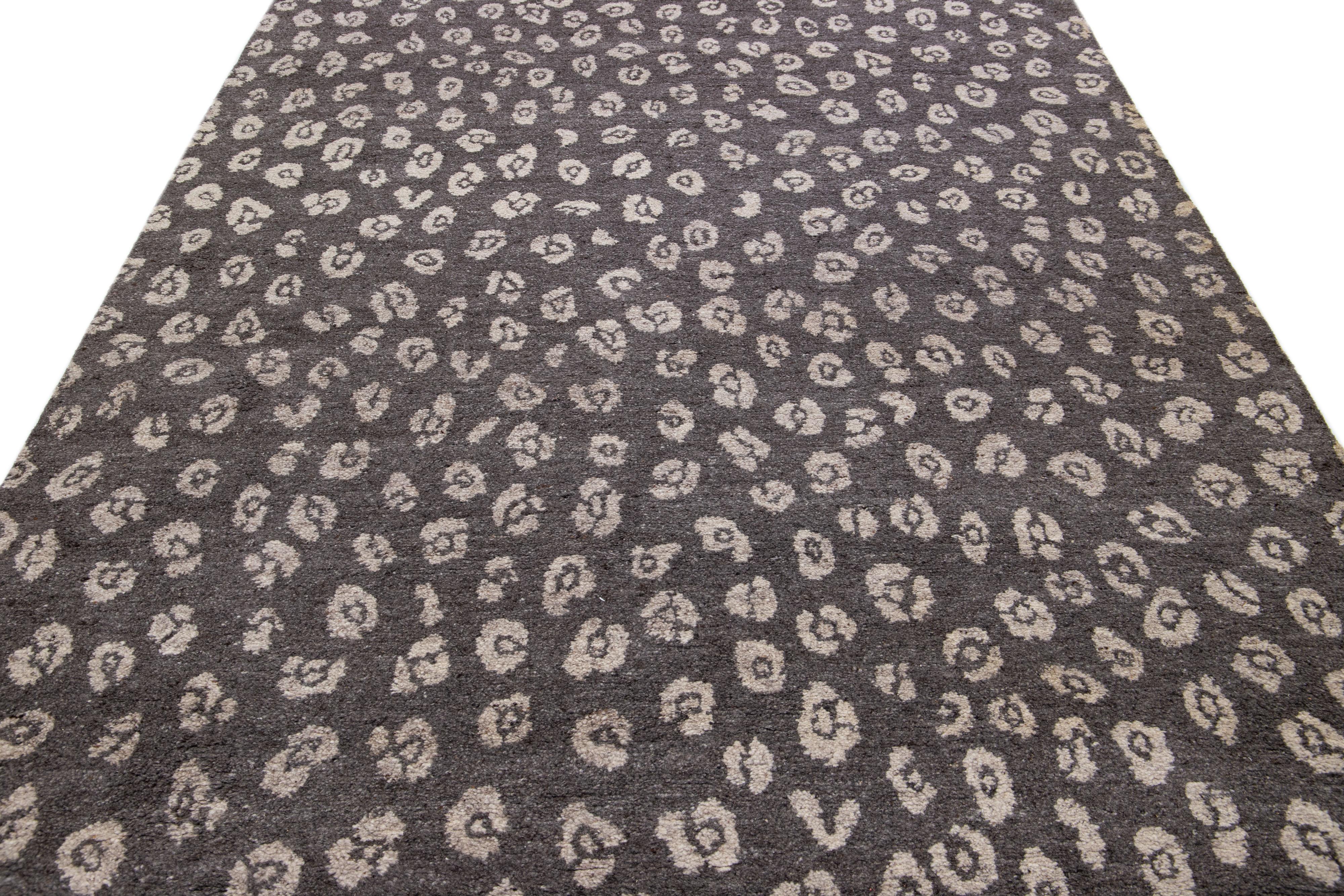 Alfombra contemporánea de lana y viscosa, hecha a mano, de estilo marroquí en color carbón Moderno en venta