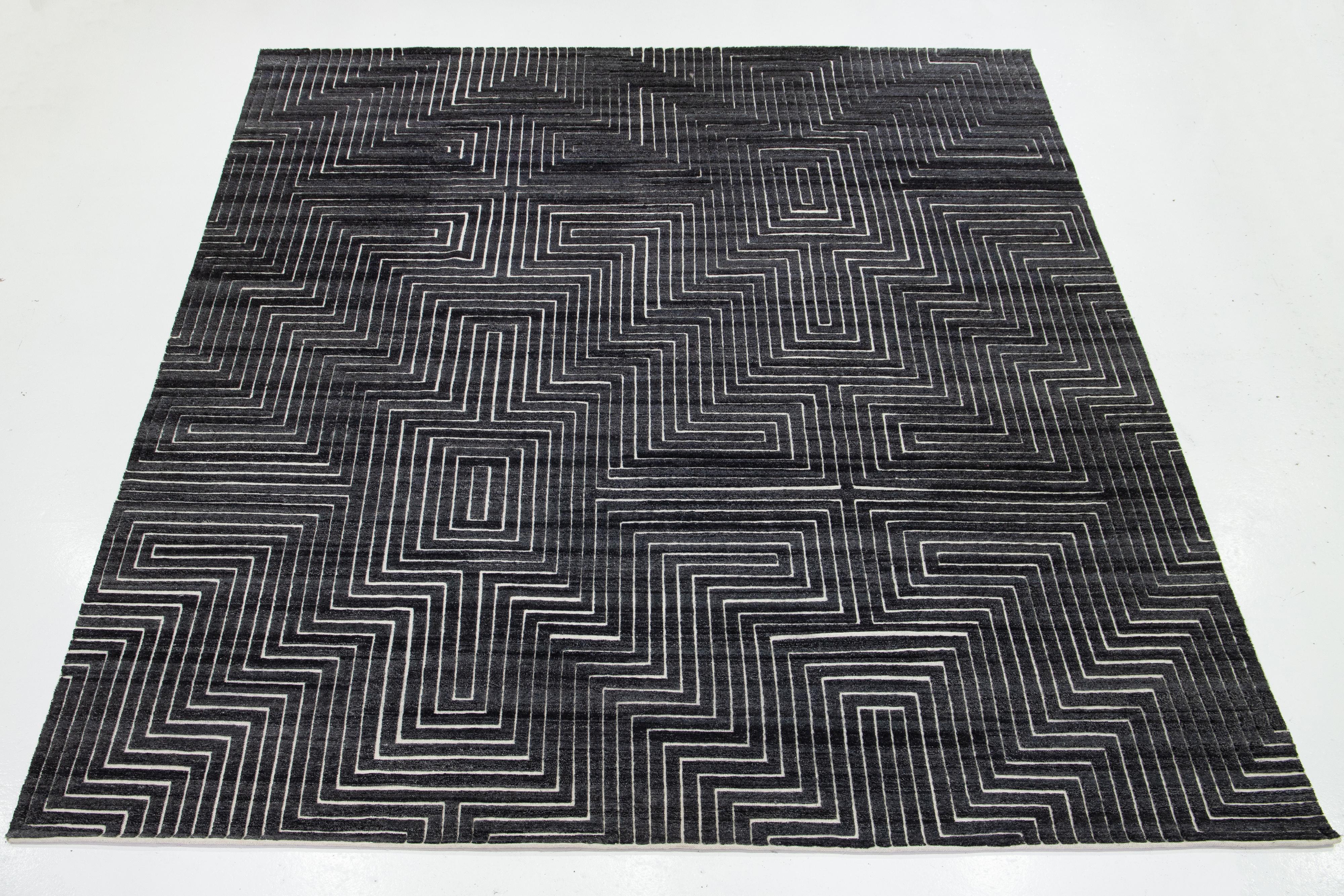 Contemporary Moroccan Style Charcoal Wool Rug with Geometric Pattern By Apadana (Moderne) im Angebot