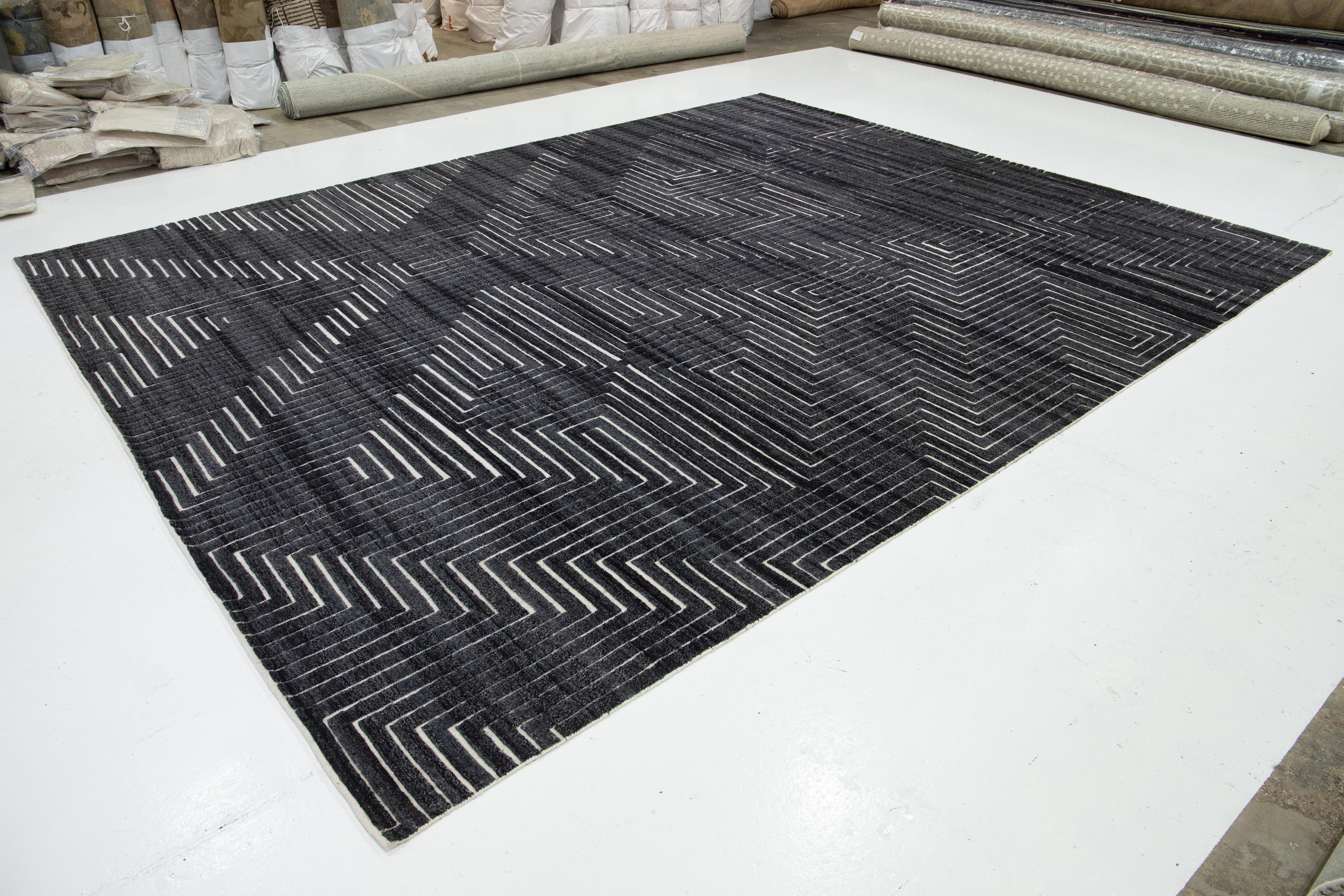 Contemporary Moroccan Style Charcoal Wool Rug with Geometric Pattern By Apadana (Indisch) im Angebot
