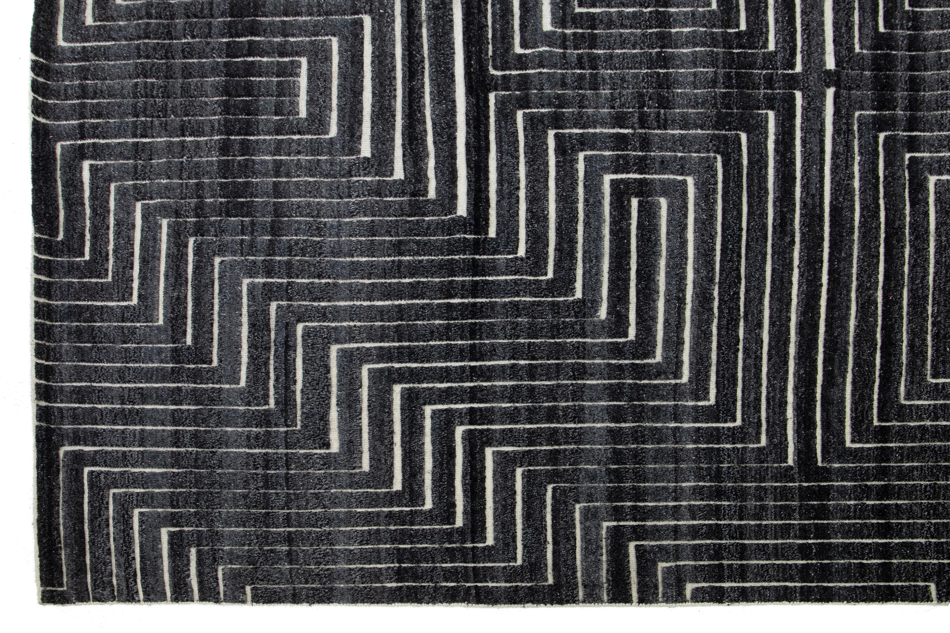 Contemporary Moroccan Style Charcoal Wool Rug with Geometric Pattern By Apadana (21. Jahrhundert und zeitgenössisch) im Angebot