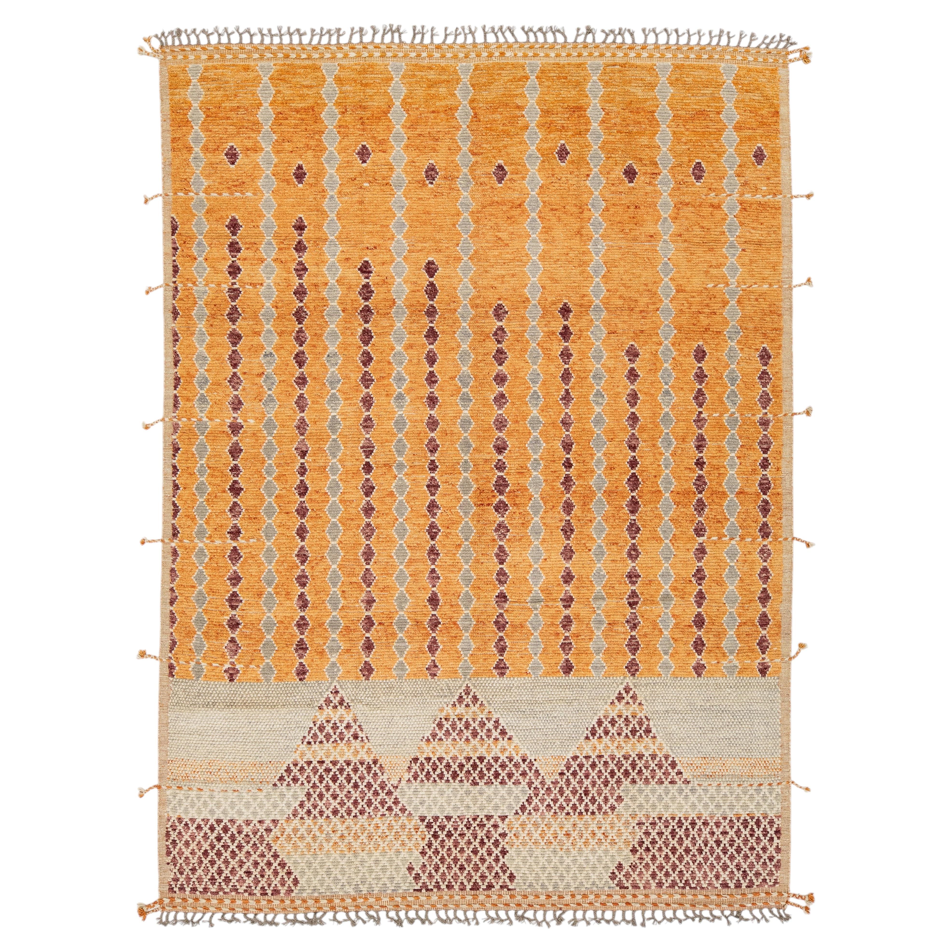 Alfombra de lana de estilo marroquí contemporáneo con motivos geométricos en tonos azafrán, ocre y burdeos en venta