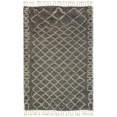 Tapis contemporain de style marocain en laine grise et ivoire avec motif tribal