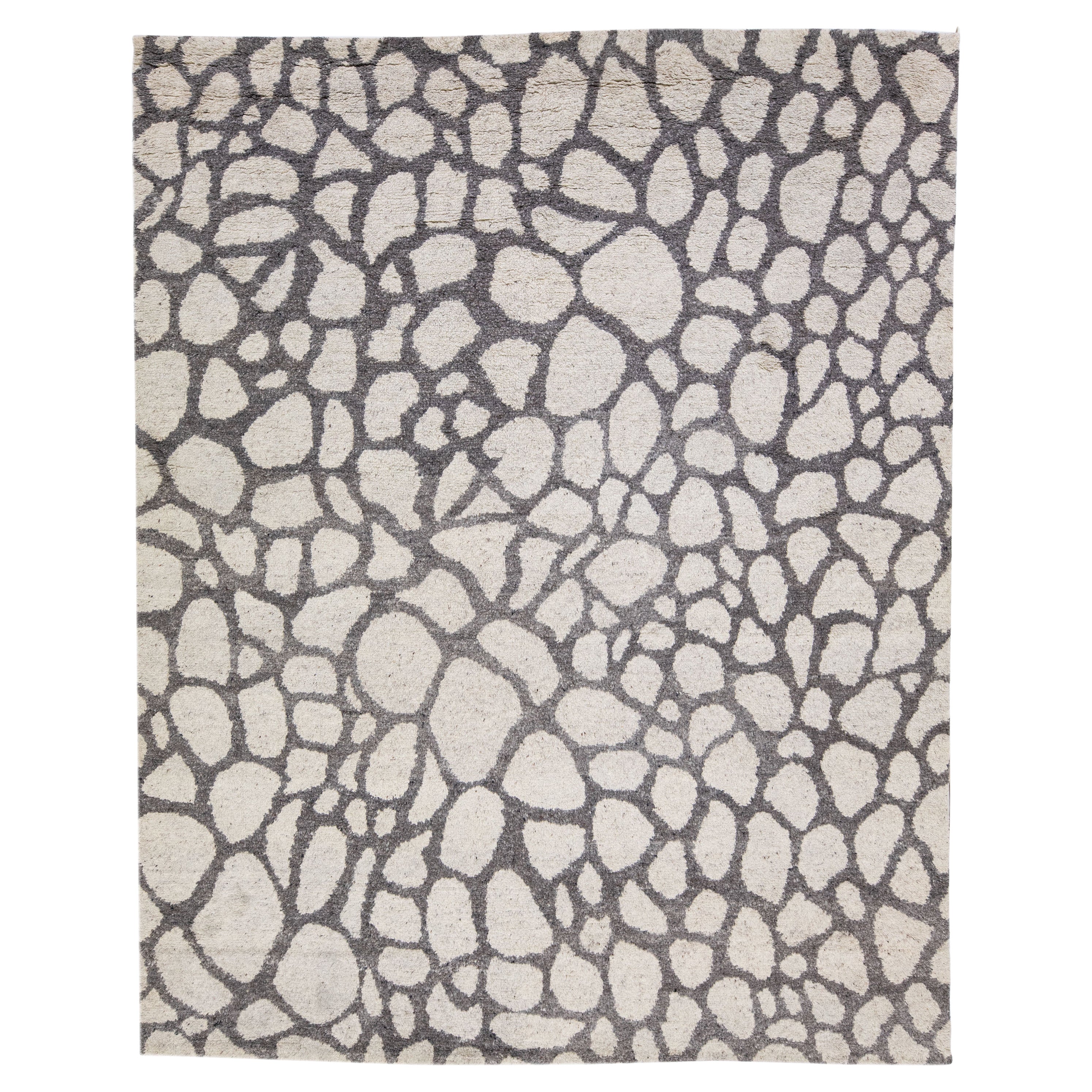 Tappeto contemporaneo in stile marocchino grigio disegnato a mano in lana e viscosa