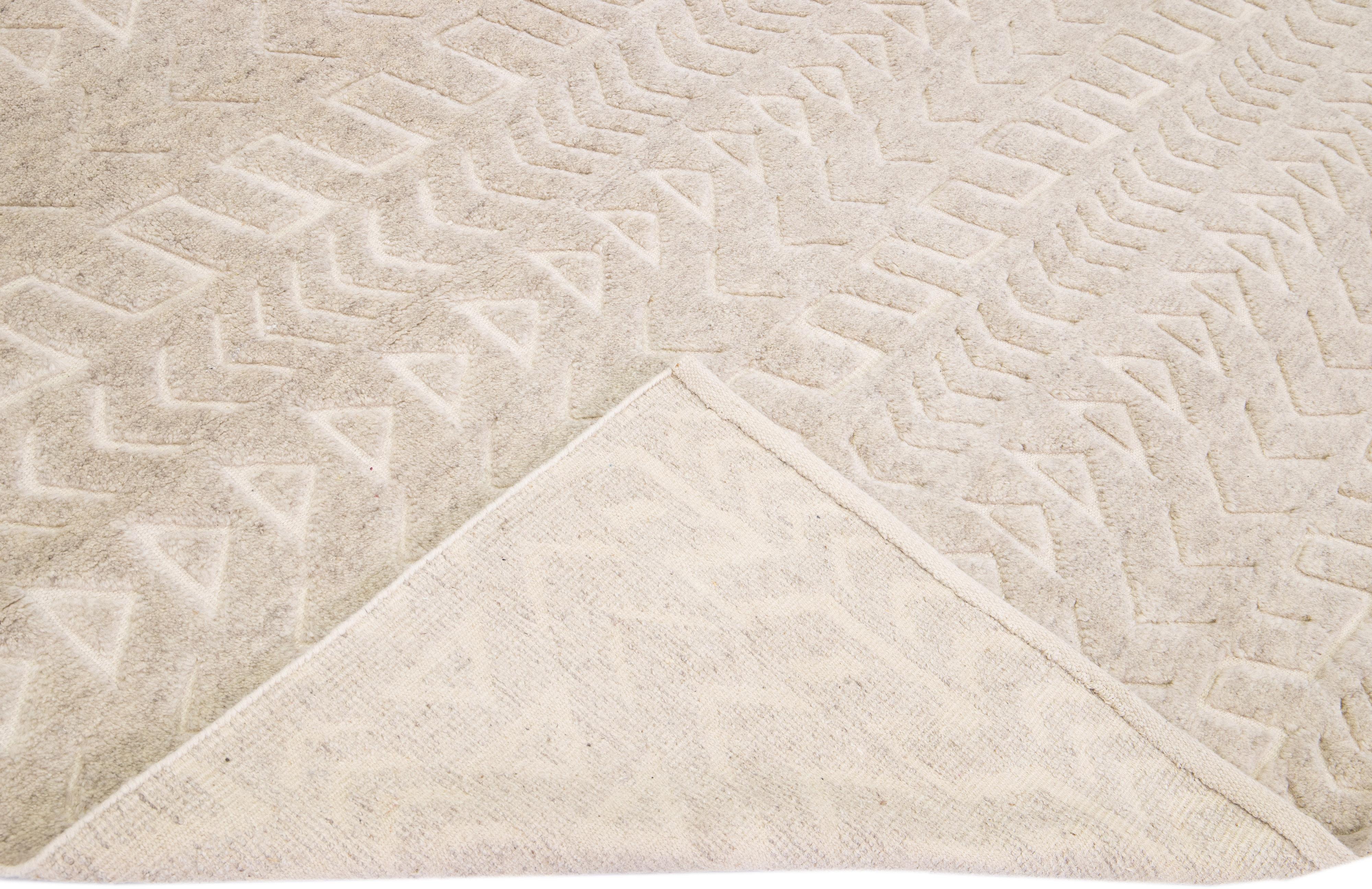 Magnifique tapis moderne de style marocain en laine nouée à la main avec un champ beige dans un magnifique design géométrique abstrait.

Ce tapis mesure : 8'1