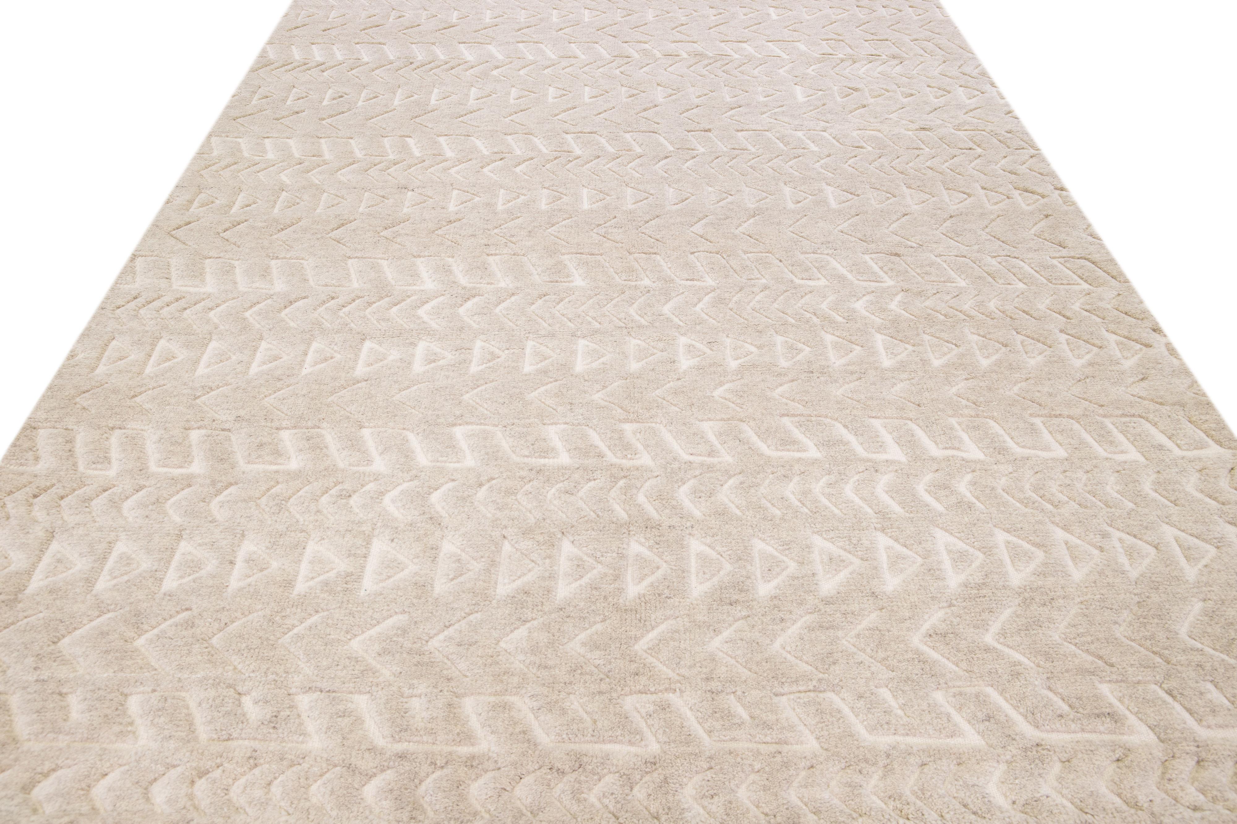 Bohème Tapis en laine beige de style marocain contemporain fait à la main avec motif sur toute sa surface en vente