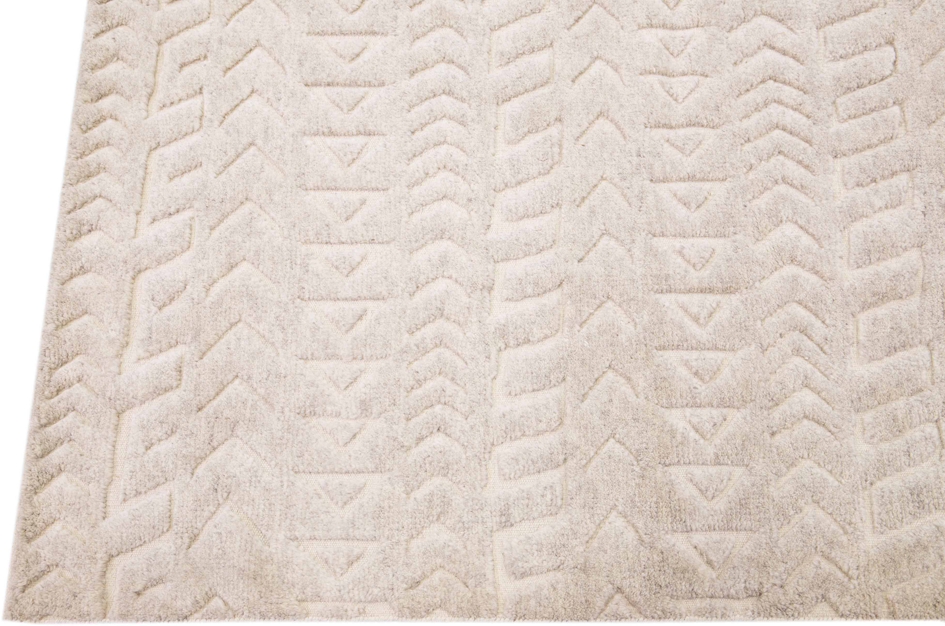 Indien Tapis en laine beige de style marocain contemporain fait à la main avec motif sur toute sa surface en vente