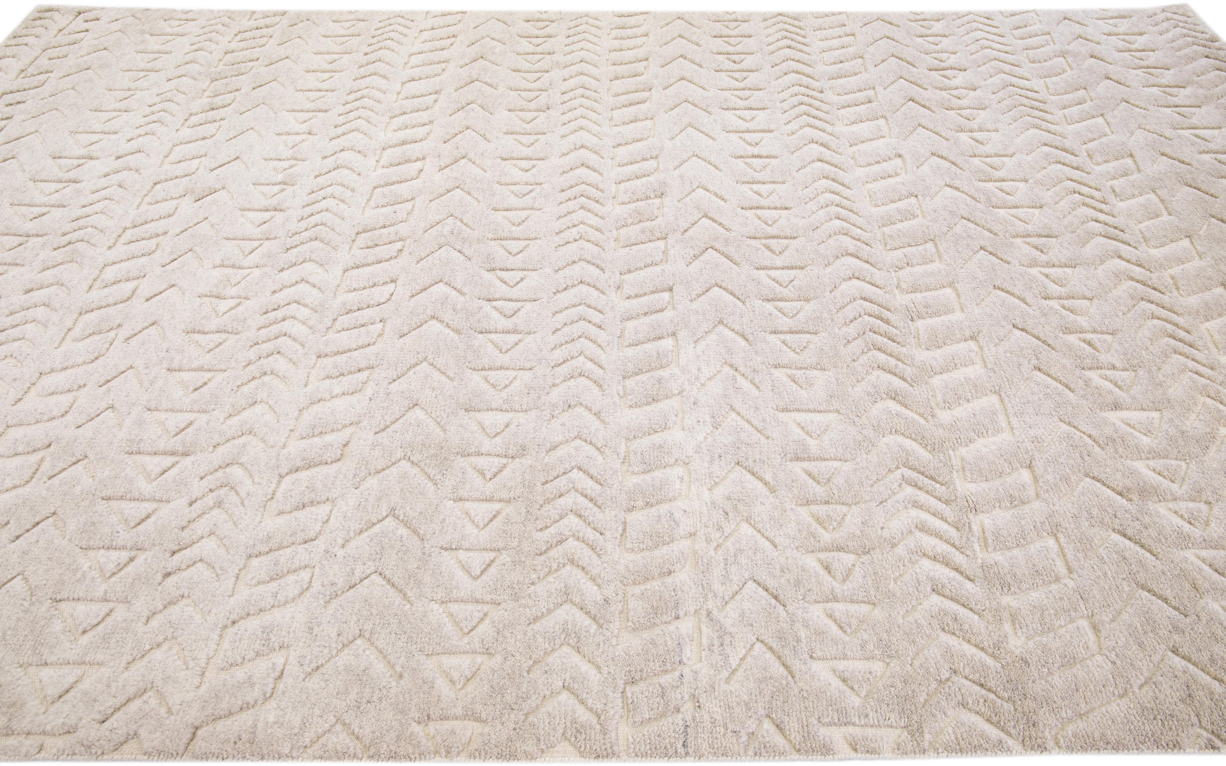 Noué à la main Tapis en laine beige de style marocain contemporain fait à la main avec motif sur toute sa surface en vente