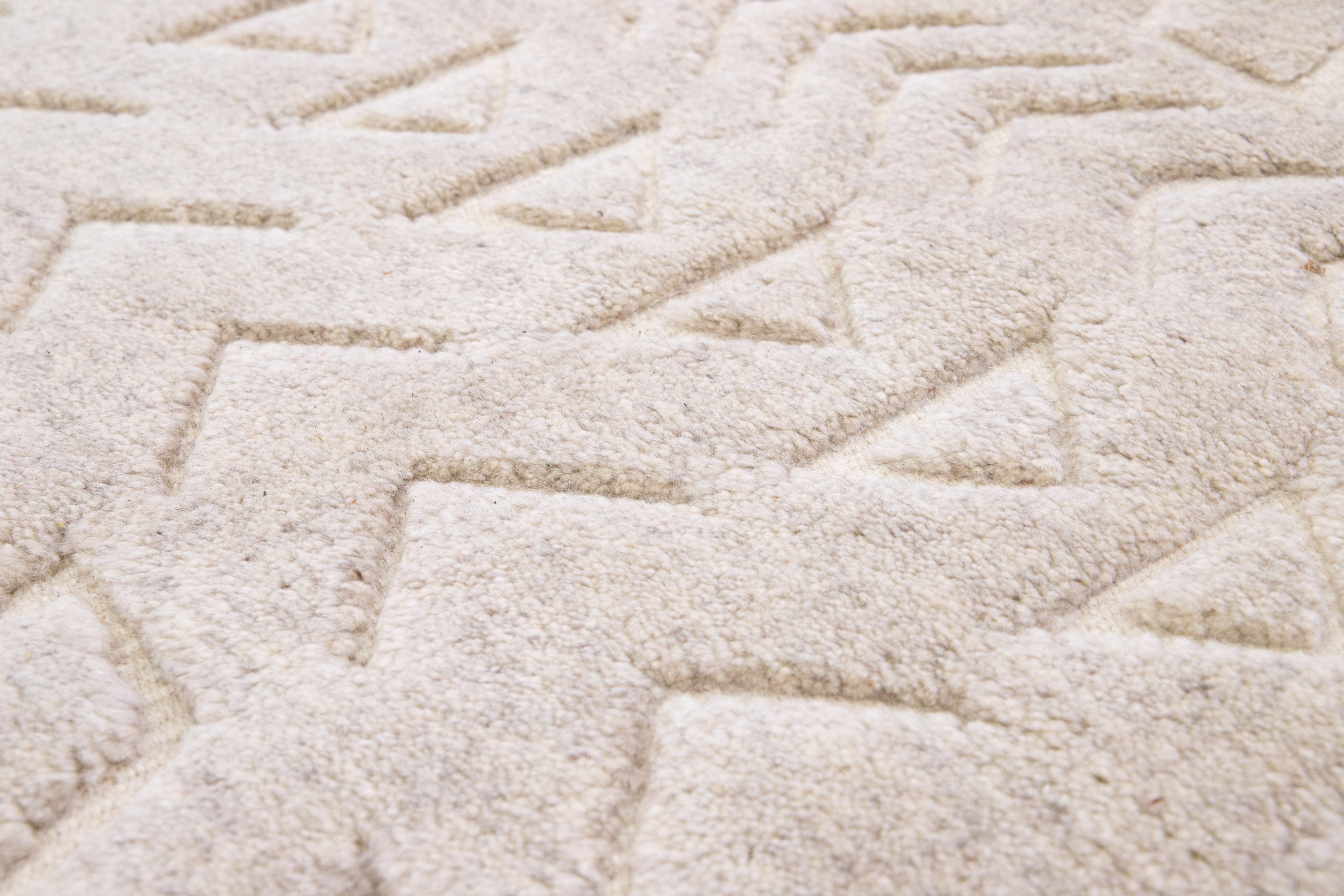 XXIe siècle et contemporain Tapis en laine beige de style marocain contemporain fait à la main avec motif sur toute sa surface en vente