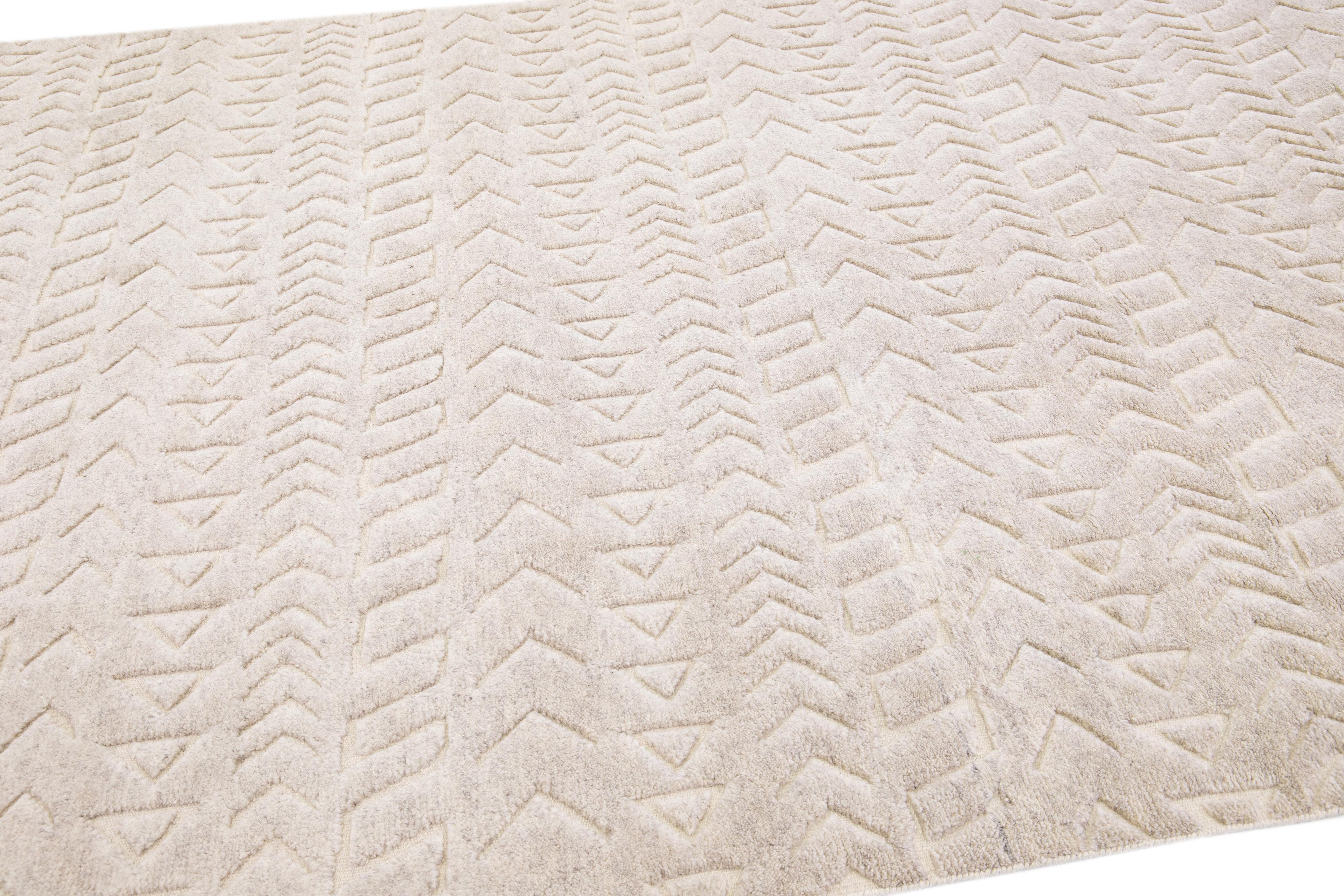 Laine Tapis en laine beige de style marocain contemporain fait à la main avec motif sur toute sa surface en vente