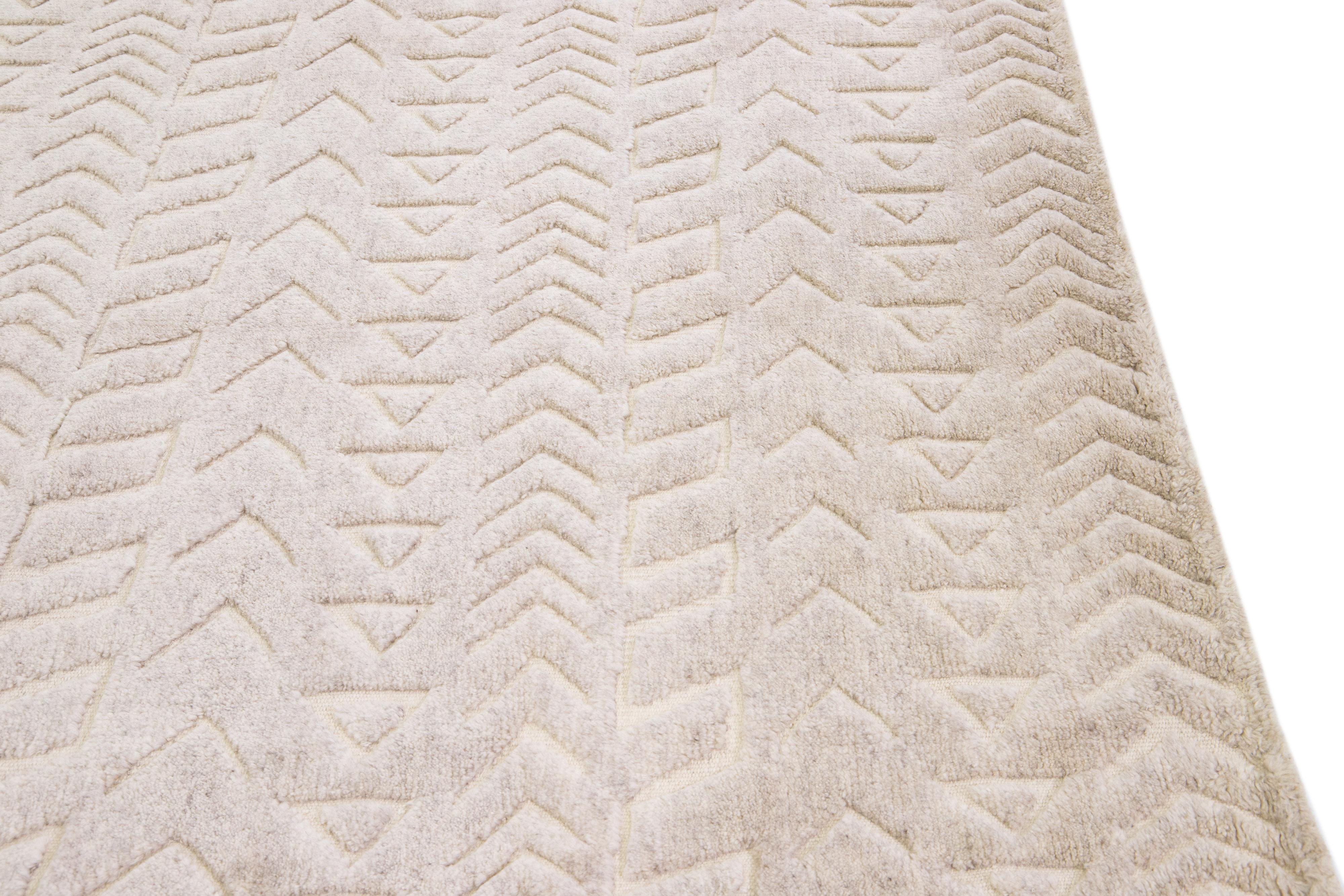 Tapis en laine beige de style marocain contemporain fait à la main avec motif sur toute sa surface en vente 1