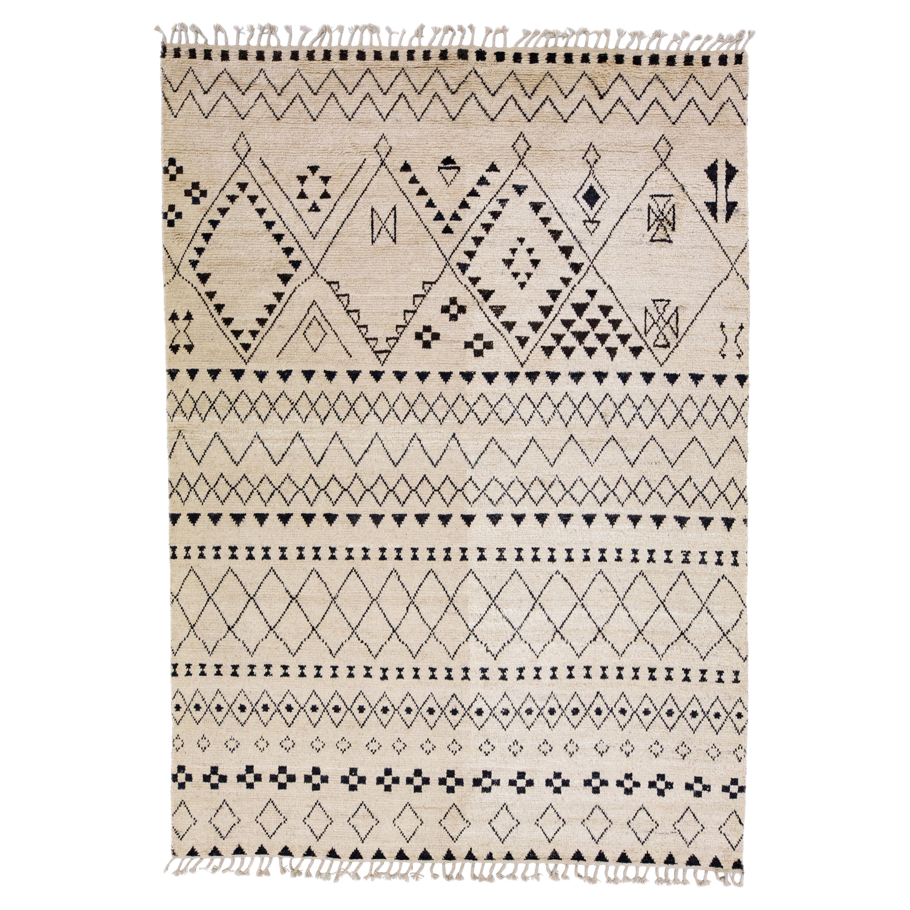 Tapis en laine beige tribal de style marocain contemporain fait à la main