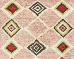 Moderner marokkanischer Wollteppich in Rosa und Elfenbein mit geometrischem Muster