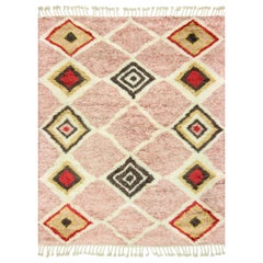 Tapis contemporain de style marocain en laine rose et ivoire à motif géométrique