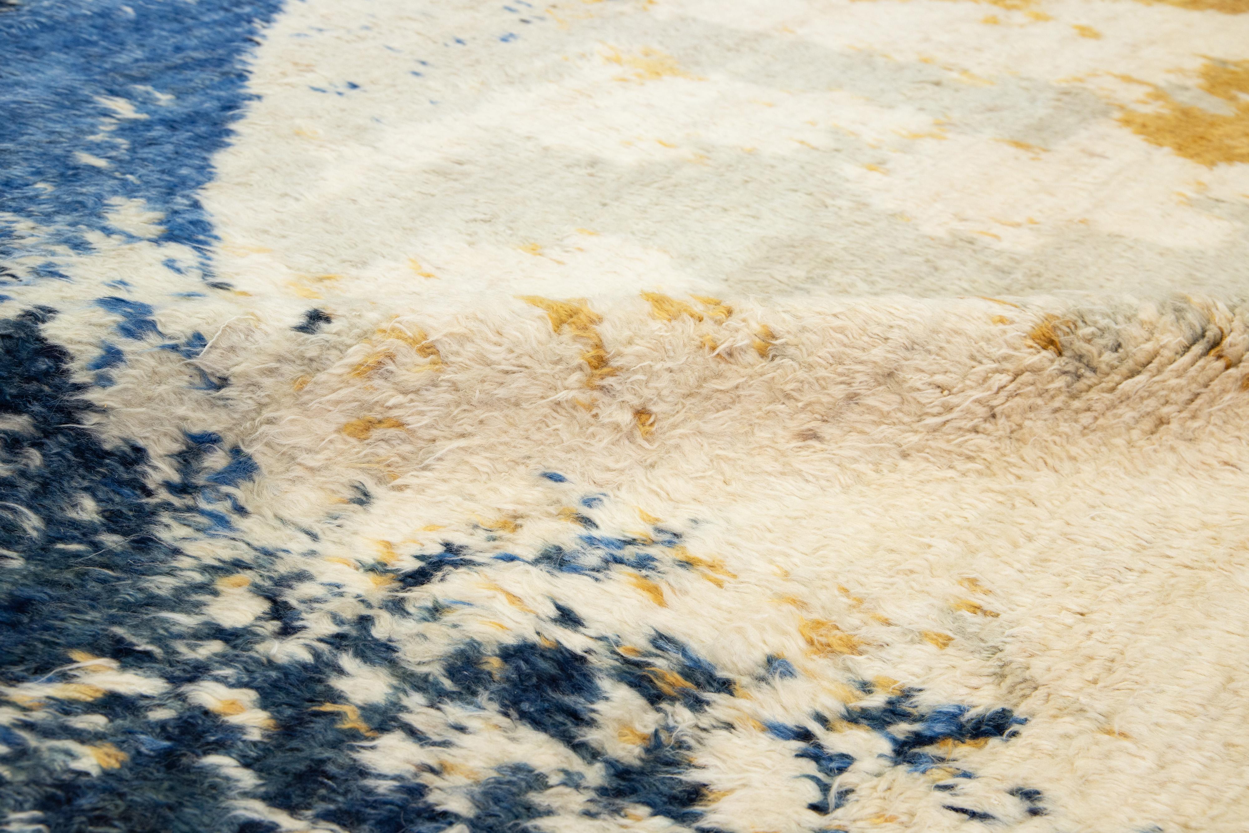 Contemporary Moroccan Style Plüsch-Wollteppich mit abstraktem Design im Angebot 2