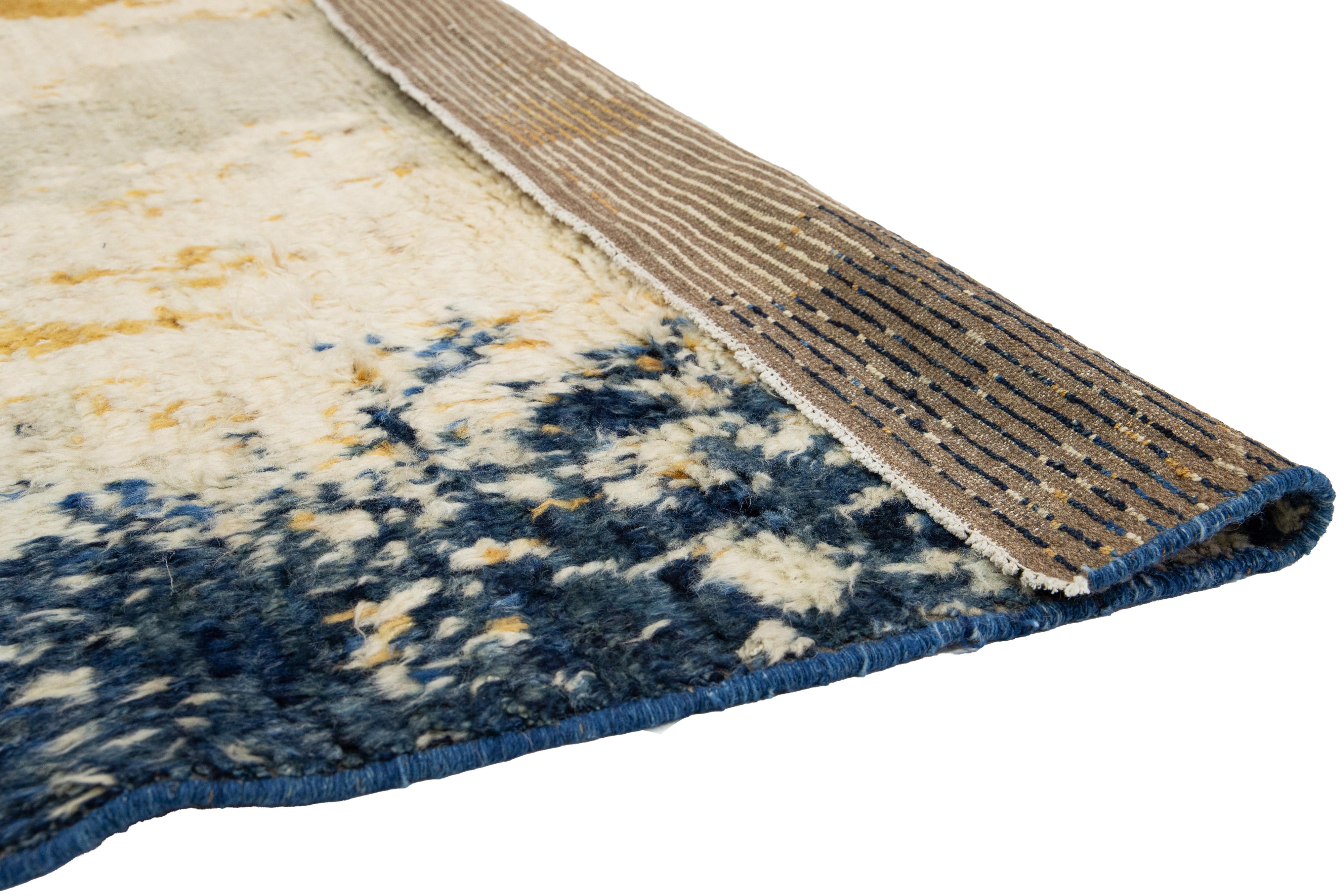 Contemporary Moroccan Style Plüsch-Wollteppich mit abstraktem Design (Indisch) im Angebot