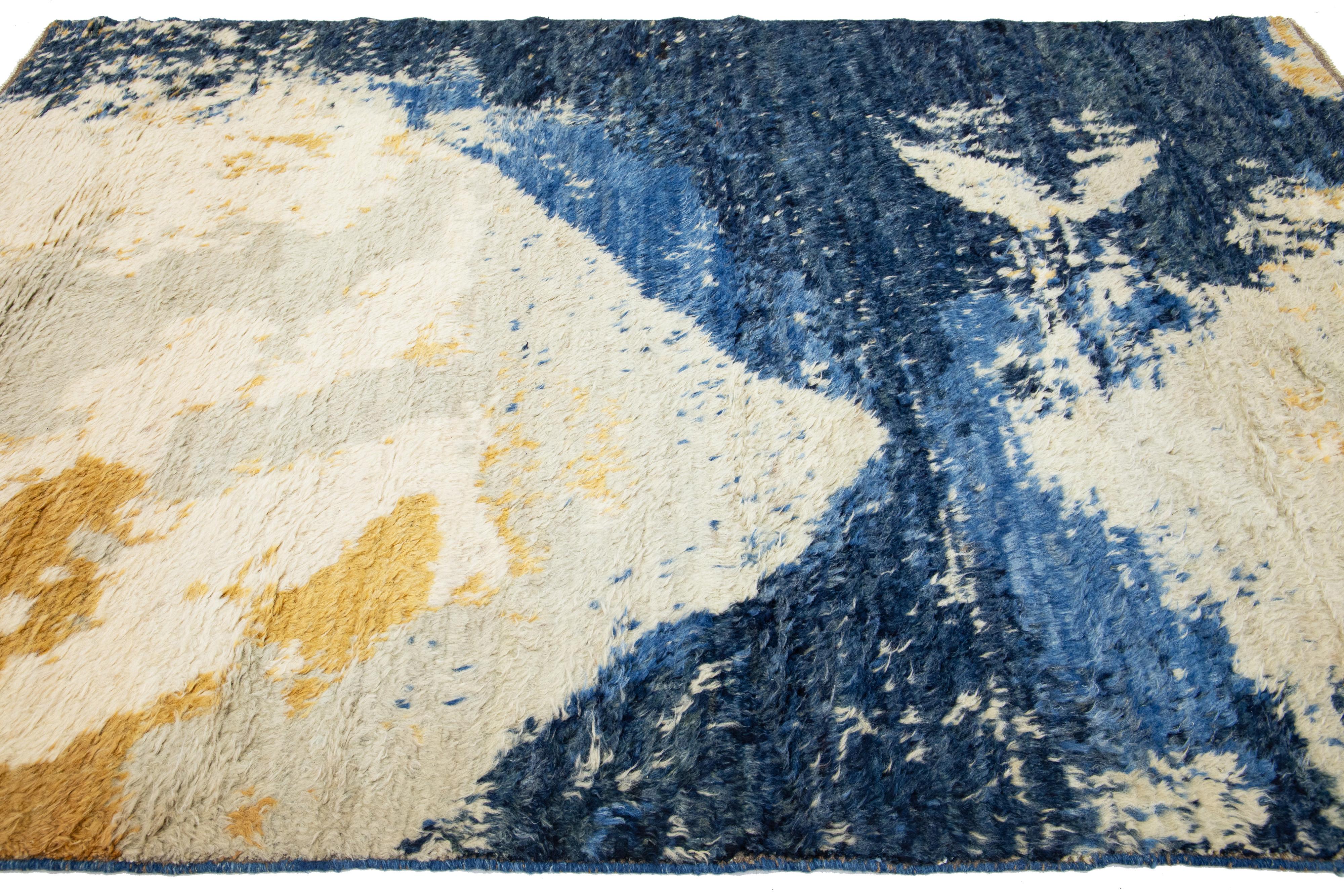 Contemporary Moroccan Style Plüsch-Wollteppich mit abstraktem Design im Zustand „Neu“ im Angebot in Norwalk, CT