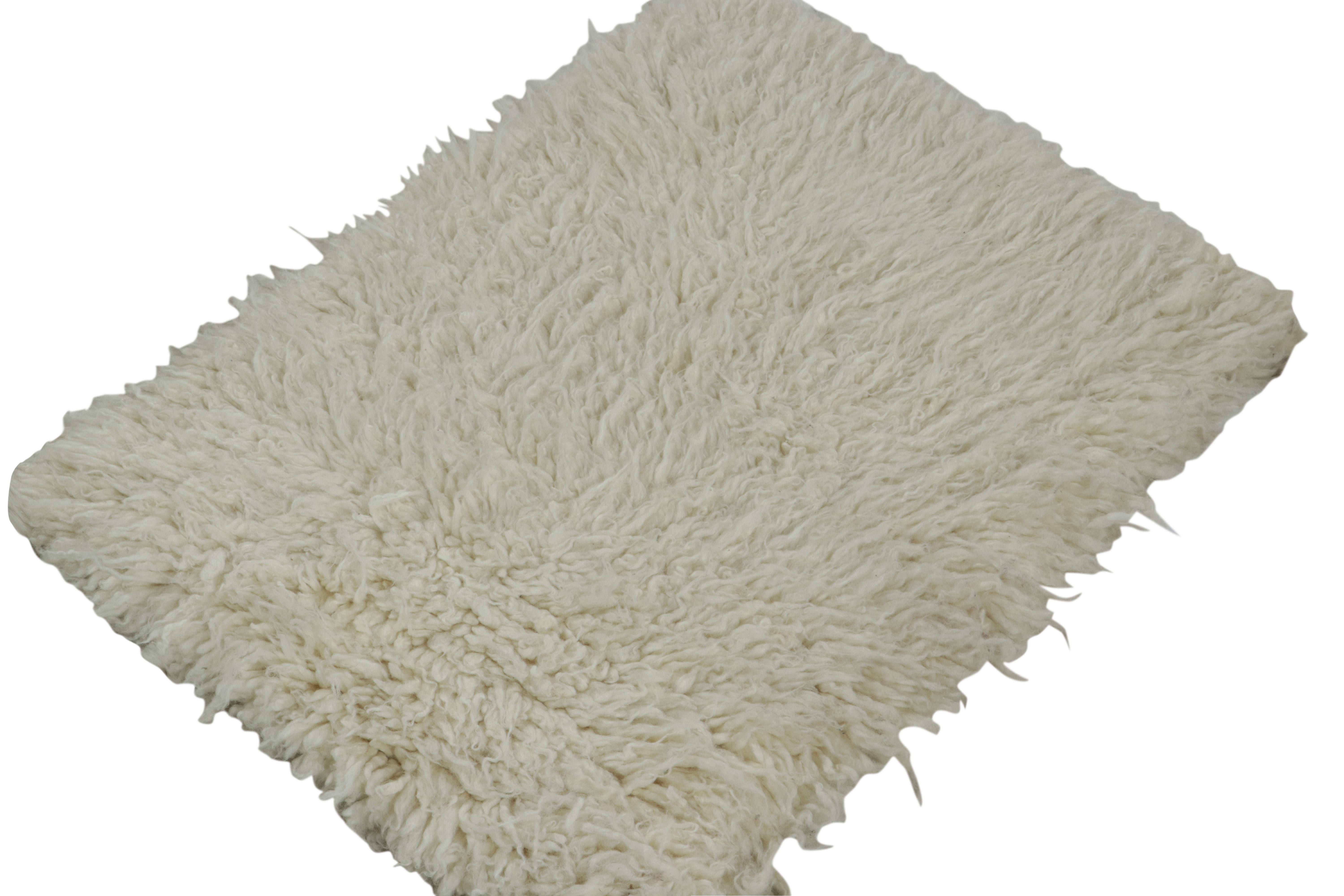 Alfombra contemporánea de estilo marroquí Rug & Kilim en pelo Shag blanco roto Moderno en venta