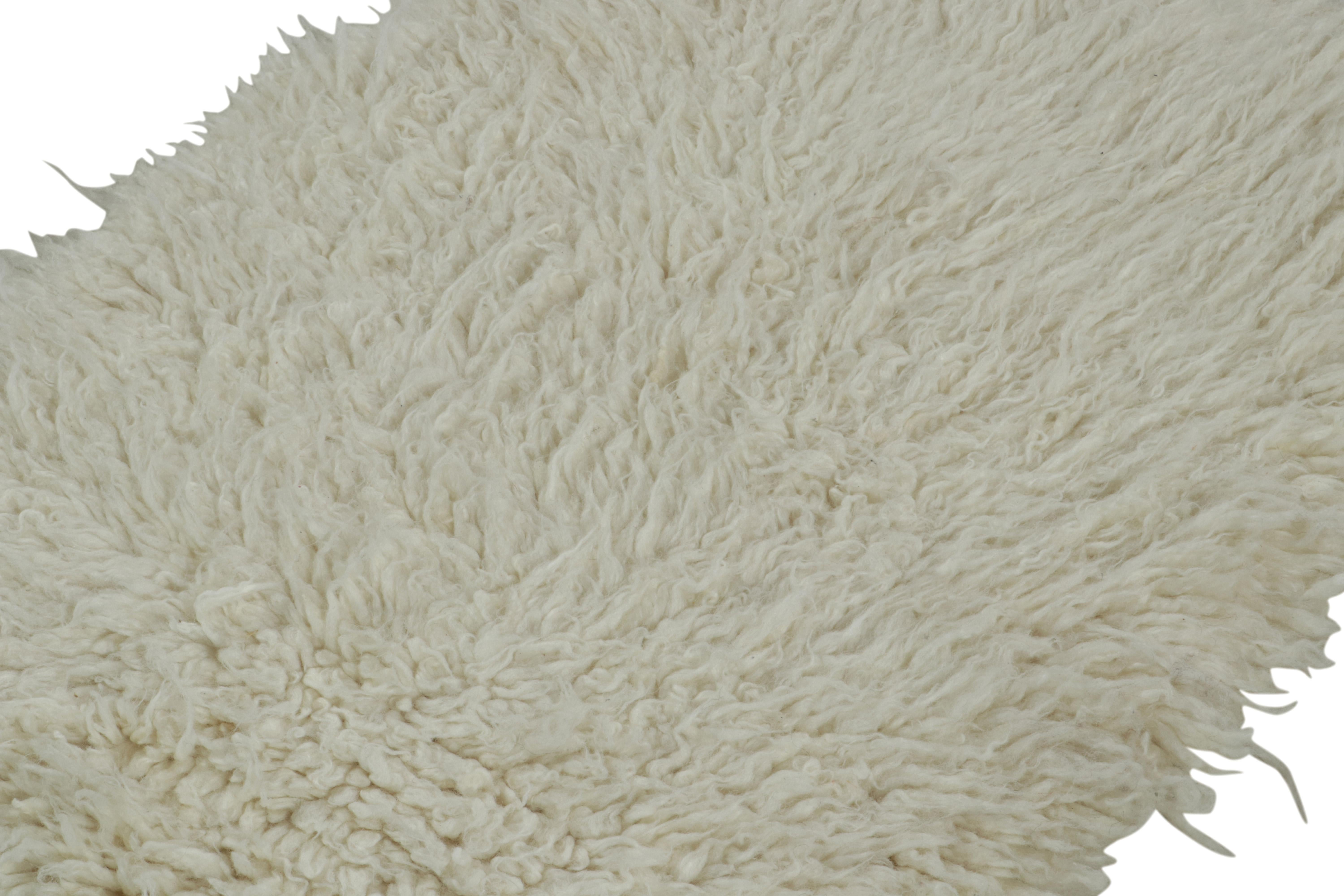 Alfombra contemporánea de estilo marroquí Rug & Kilim en pelo Shag blanco roto Indio en venta