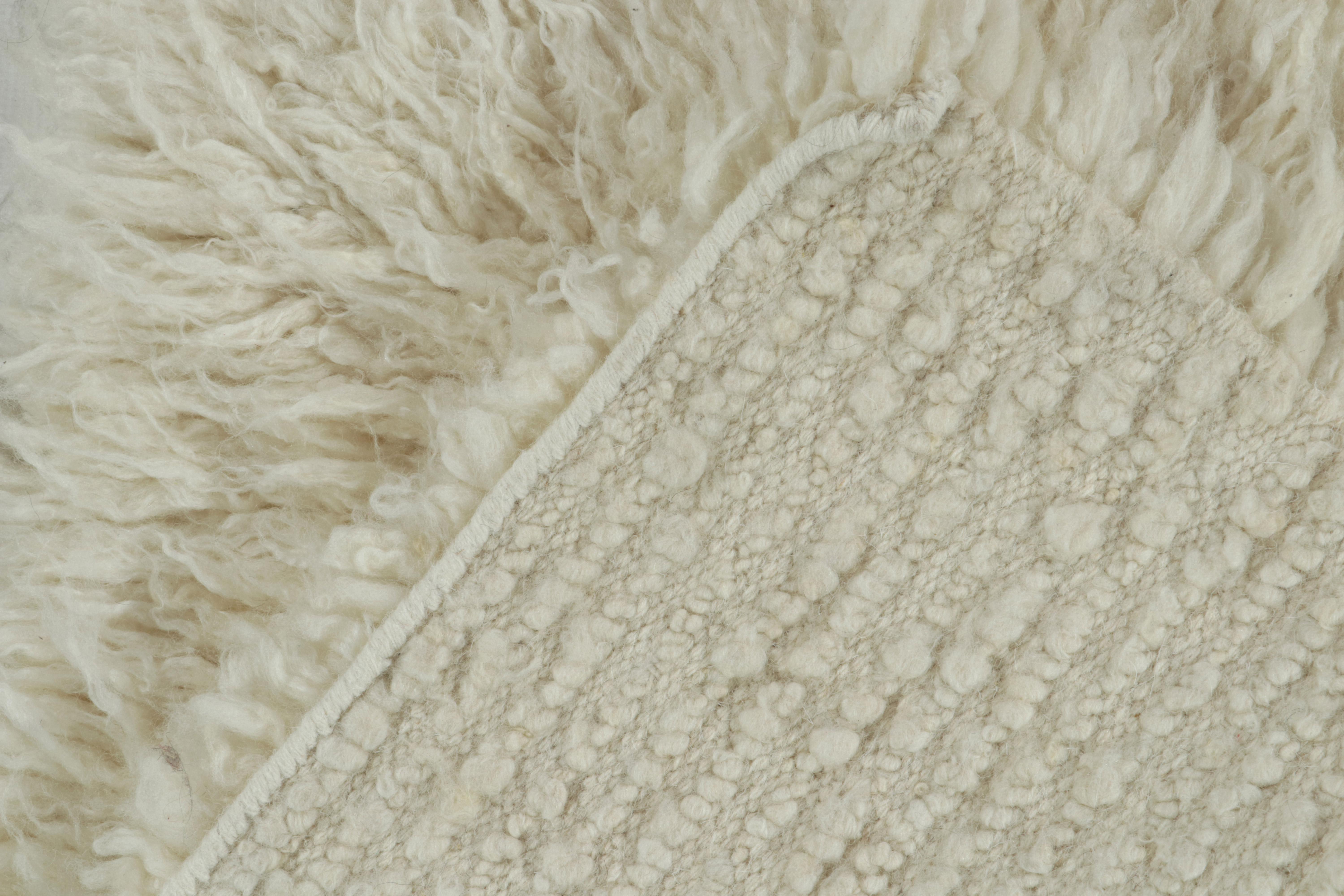 Alfombra contemporánea de estilo marroquí Rug & Kilim en pelo Shag blanco roto en Nuevo estado para la venta en Long Island City, NY