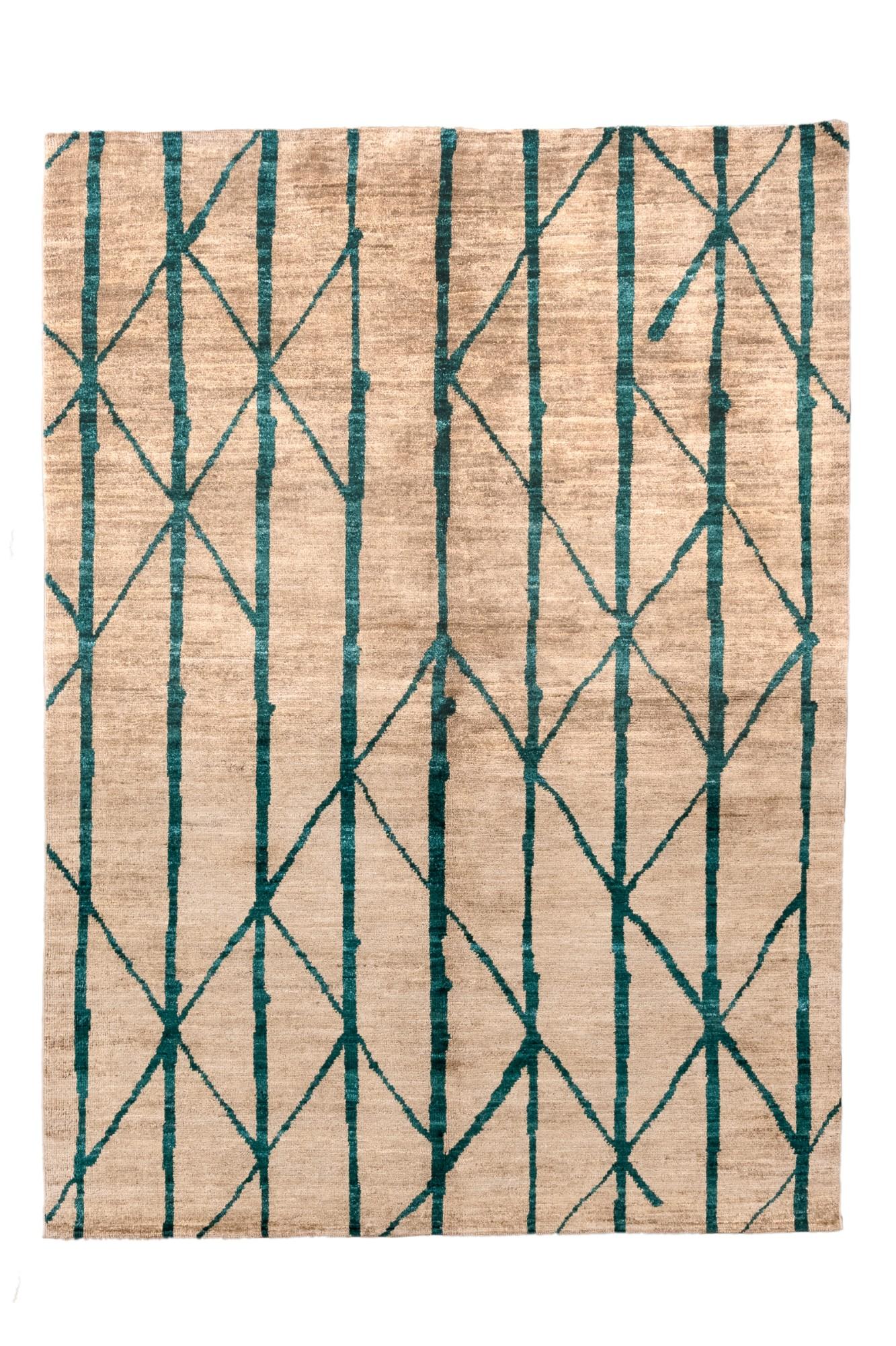 Questo tappeto contemporaneo in stile marocchino è caratterizzato da un design audace e minimalista con un'estetica che si adatta a qualsiasi tipo di ambiente.
linee verdi che si intersecano su uno sfondo morbido e neutro. Ispirato al tradizionale