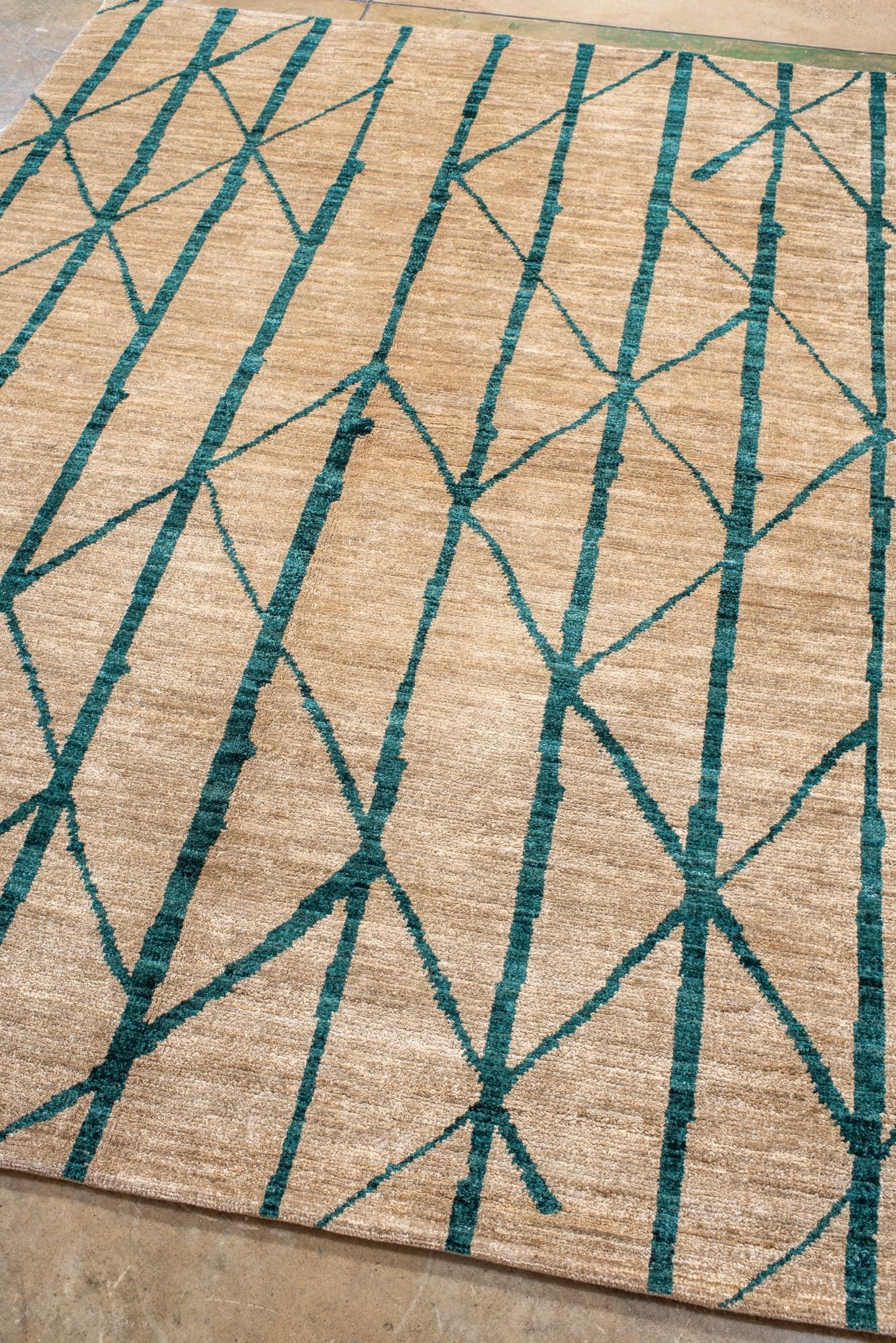 Pakistano Tappeto contemporaneo in stile marocchino con design lineare verde acqua in vendita