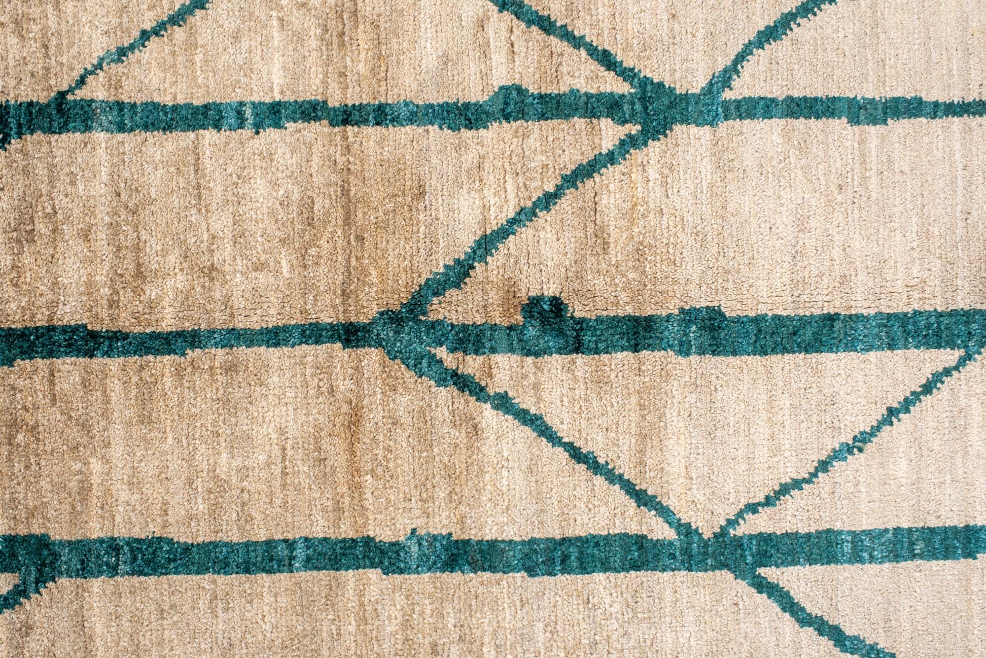 Annodato a mano Tappeto contemporaneo in stile marocchino con design lineare verde acqua in vendita