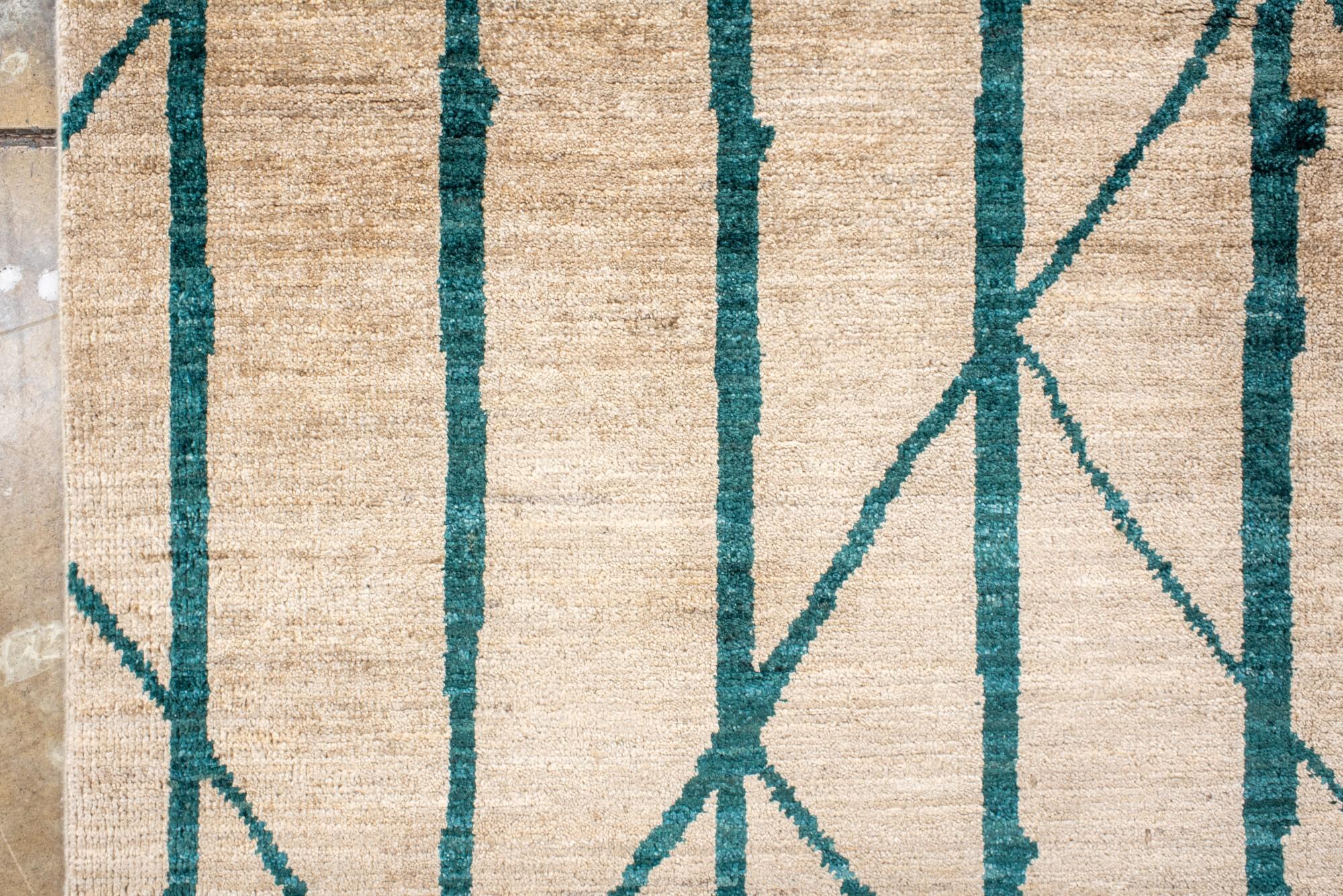 Tappeto contemporaneo in stile marocchino con design lineare verde acqua In condizioni Nuovo in vendita a New York, NY