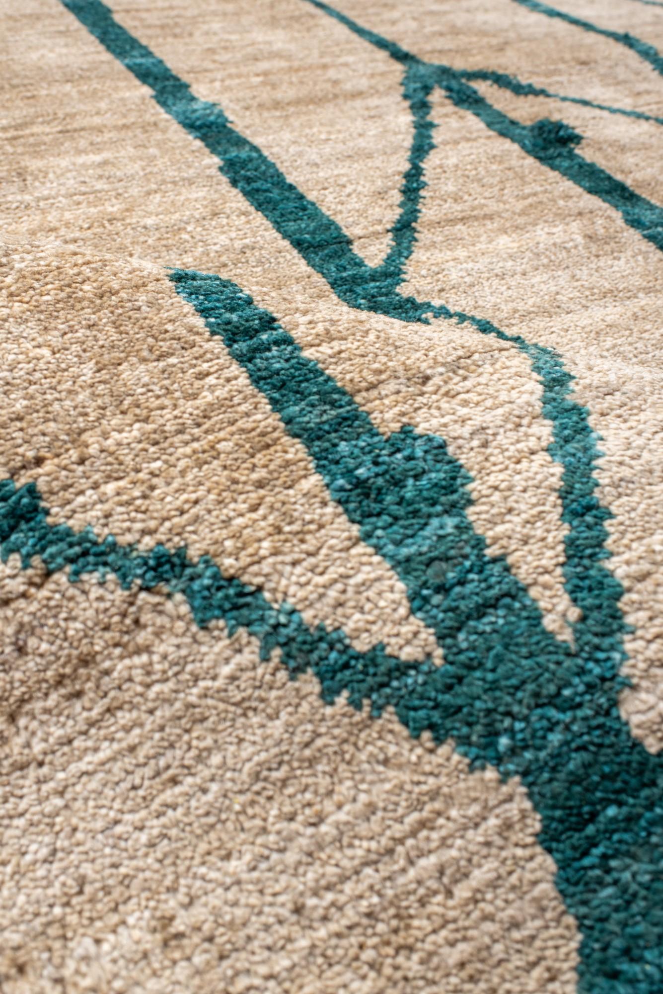 Lana Tappeto contemporaneo in stile marocchino con design lineare verde acqua in vendita