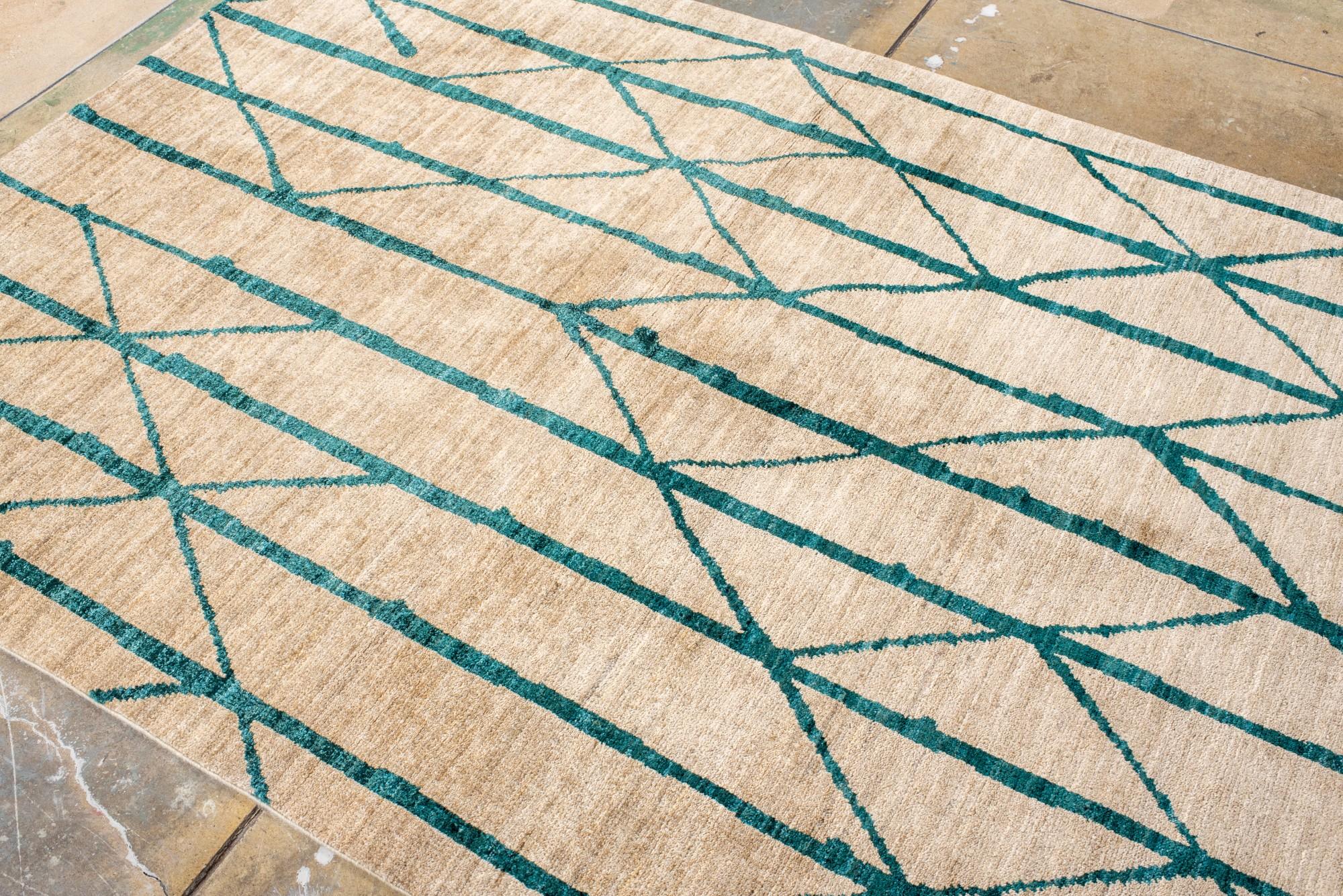 Tappeto contemporaneo in stile marocchino con design lineare verde acqua in vendita 1