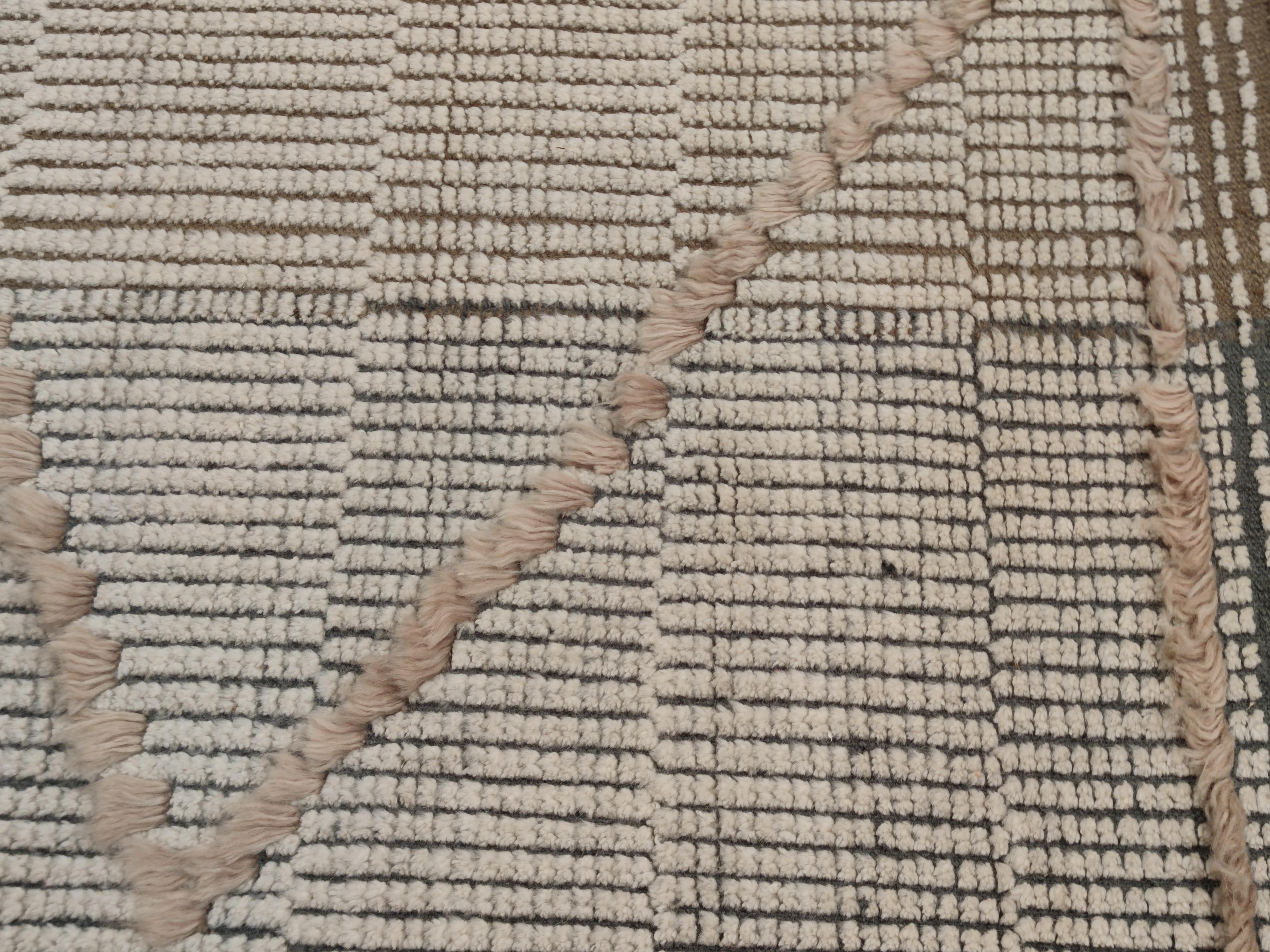 Indian Contemporary Moroccan Style Temara Rug in White and Blush Pink For Sale