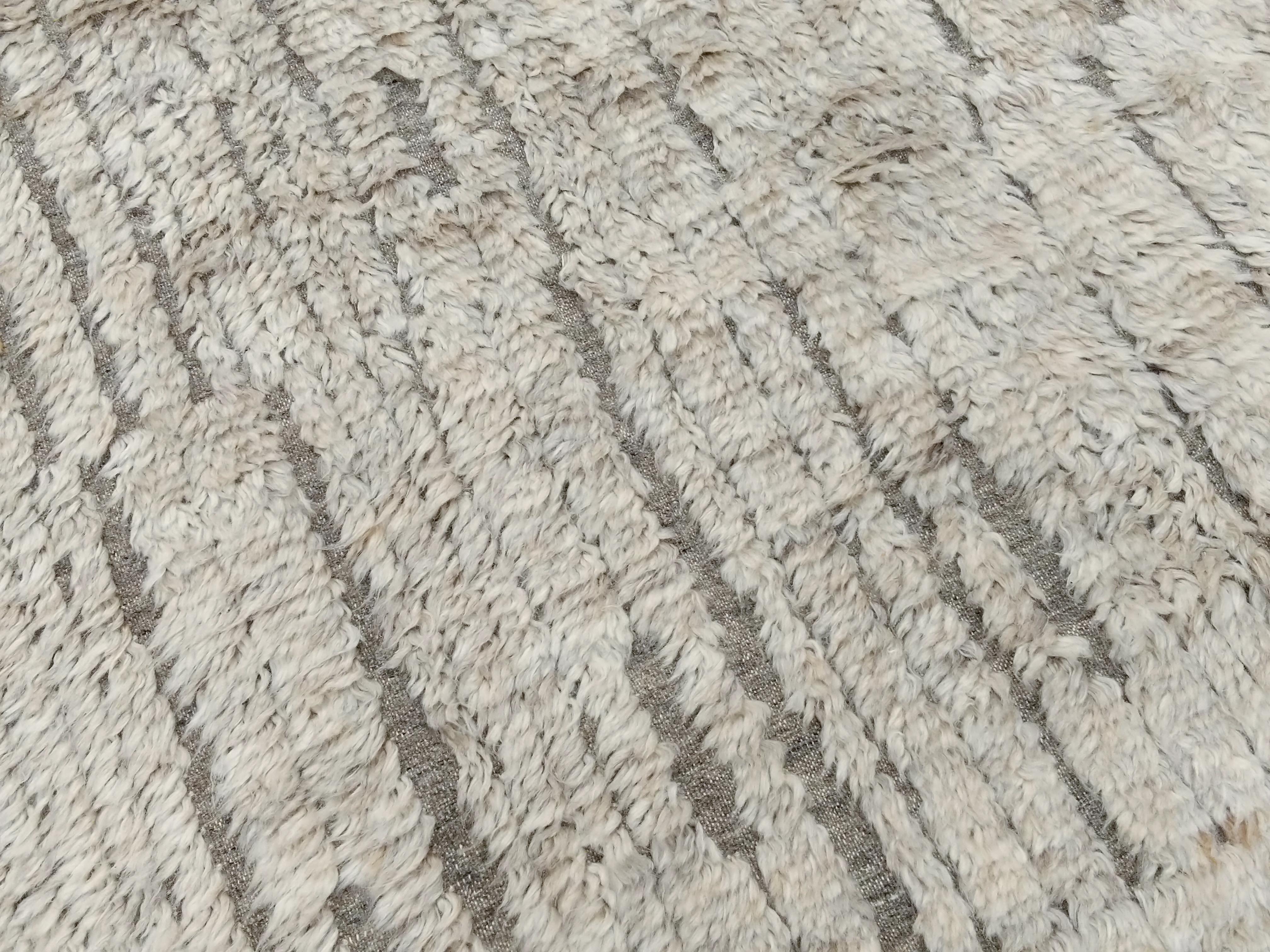 Contemporary Moroccan Style White and Greige Vertigo Rug by Alberto Levi Gallery (Stammeskunst) im Angebot