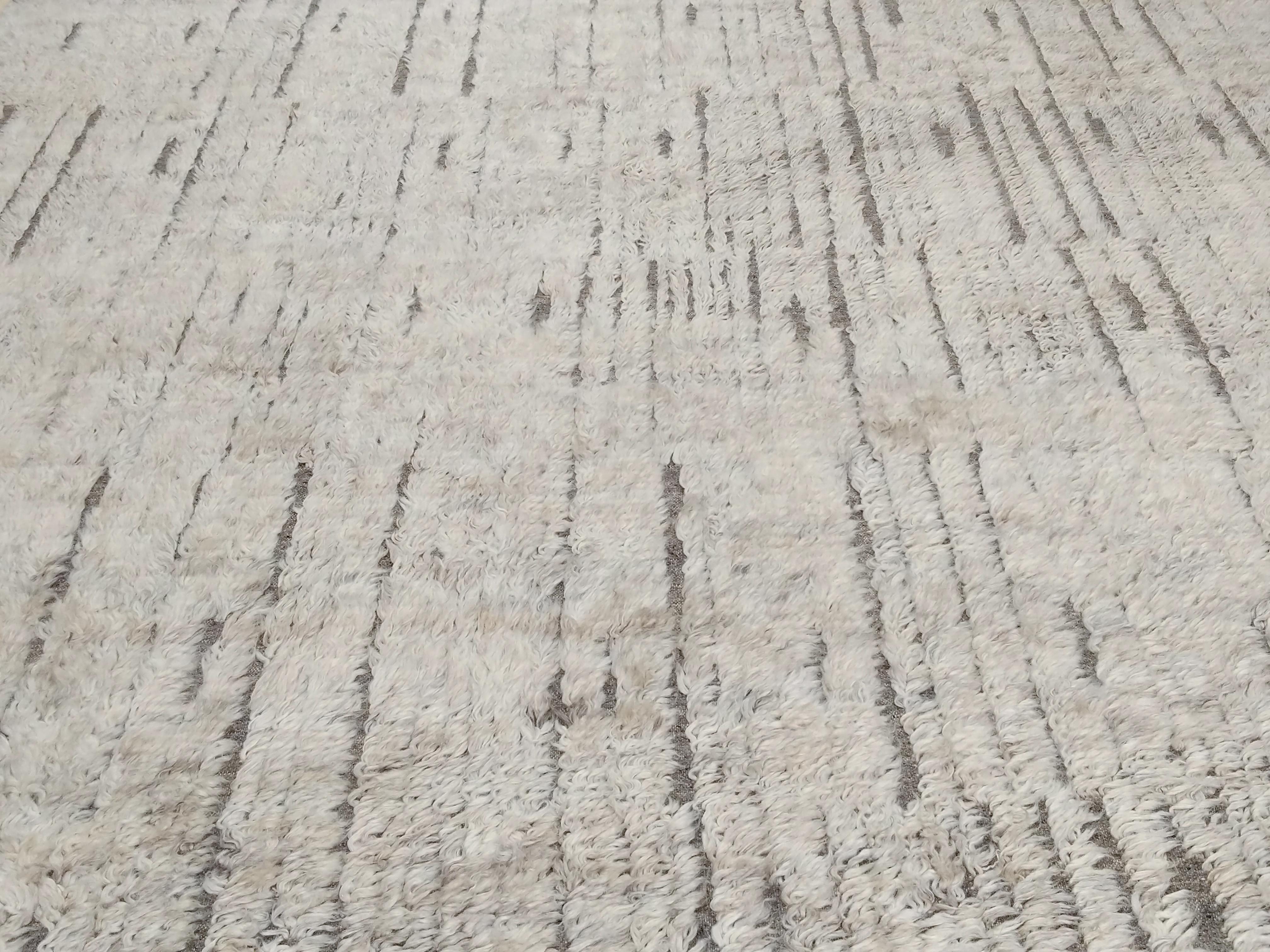 Contemporary Moroccan Style White and Greige Vertigo Rug by Alberto Levi Gallery (Afghanisch) im Angebot