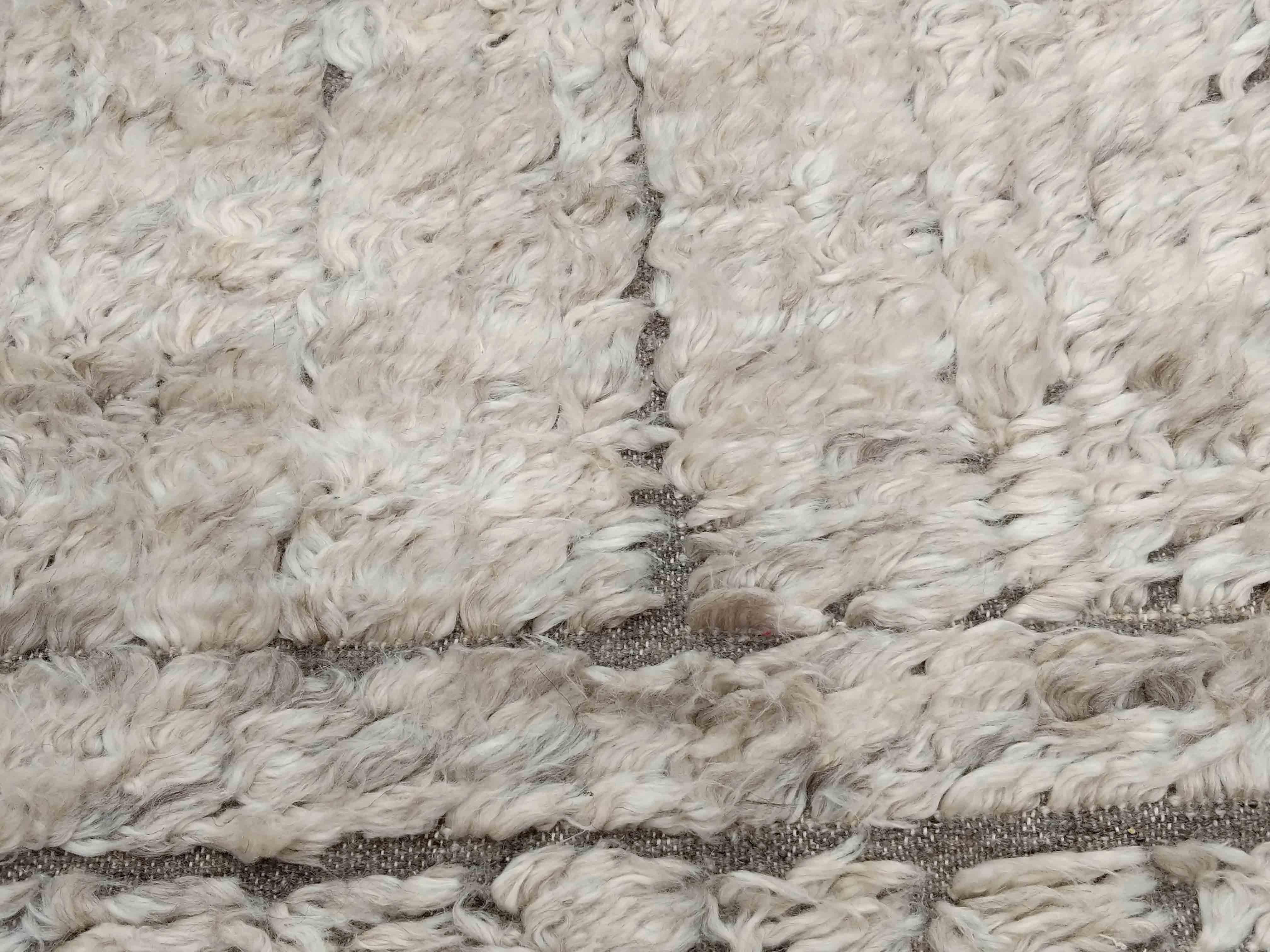 Contemporary Moroccan Style White and Greige Vertigo Rug by Alberto Levi Gallery (Handgeknüpft) im Angebot