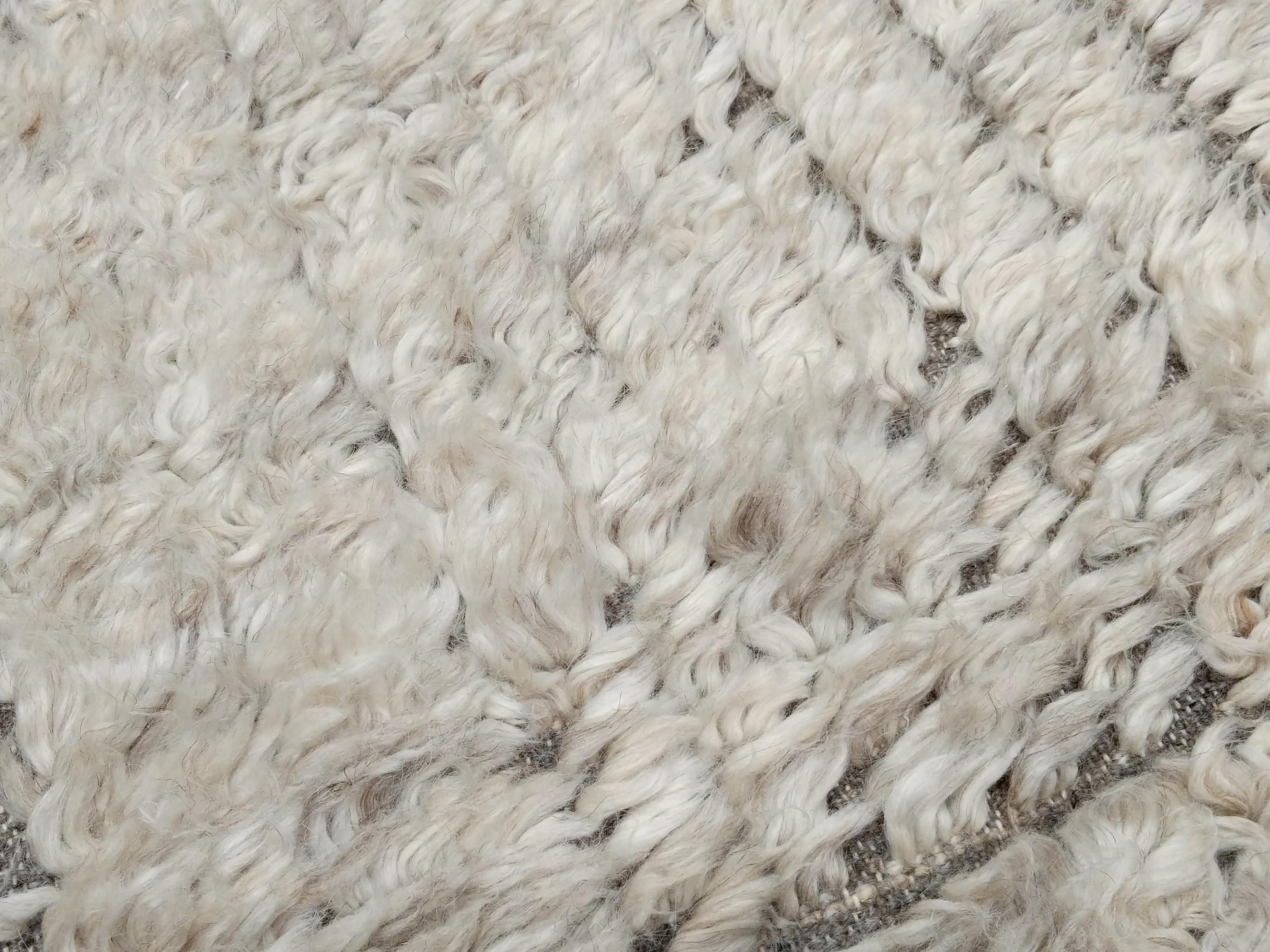 Contemporary Moroccan Style White and Greige Vertigo Rug by Alberto Levi Gallery im Zustand „Neu“ im Angebot in Milan, IT