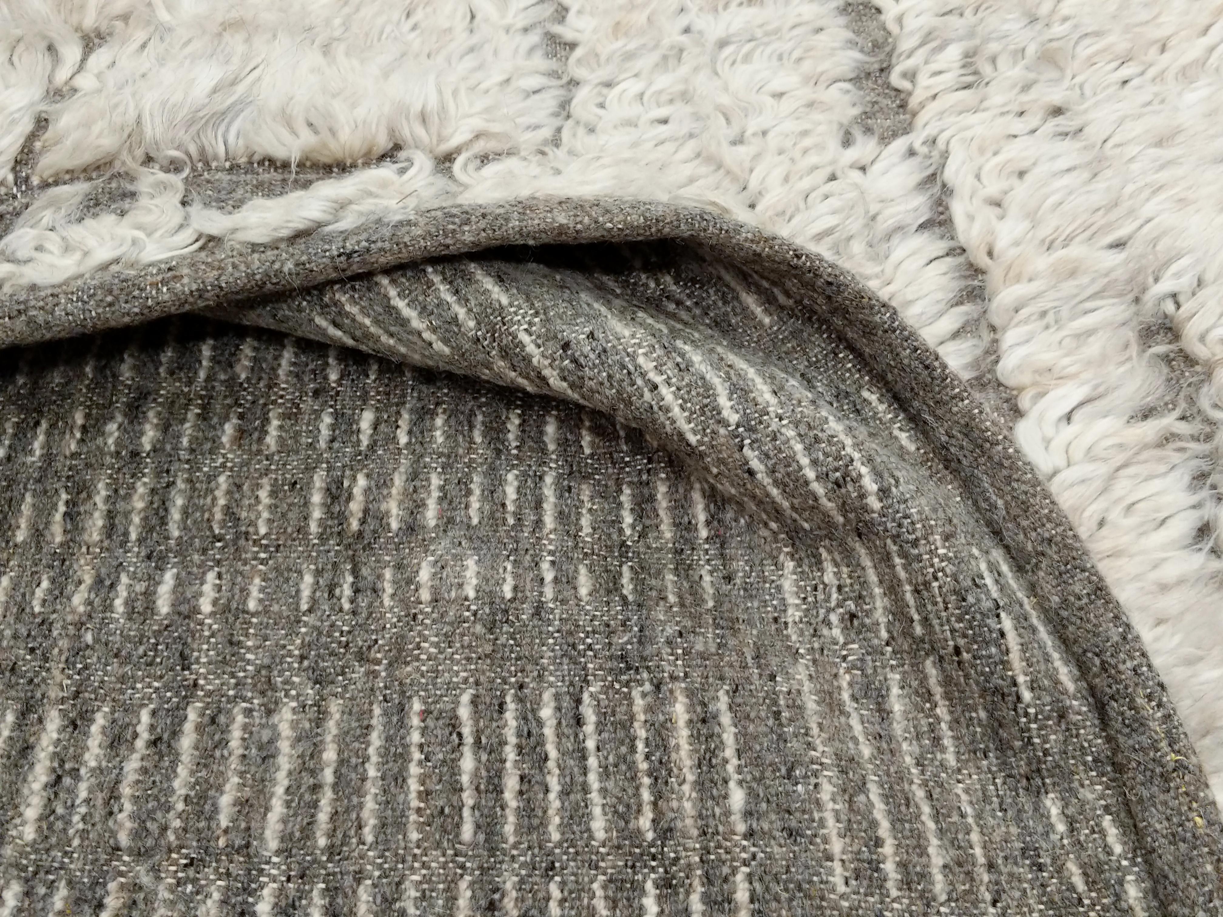 Contemporary Moroccan Style White and Greige Vertigo Rug by Alberto Levi Gallery (21. Jahrhundert und zeitgenössisch) im Angebot
