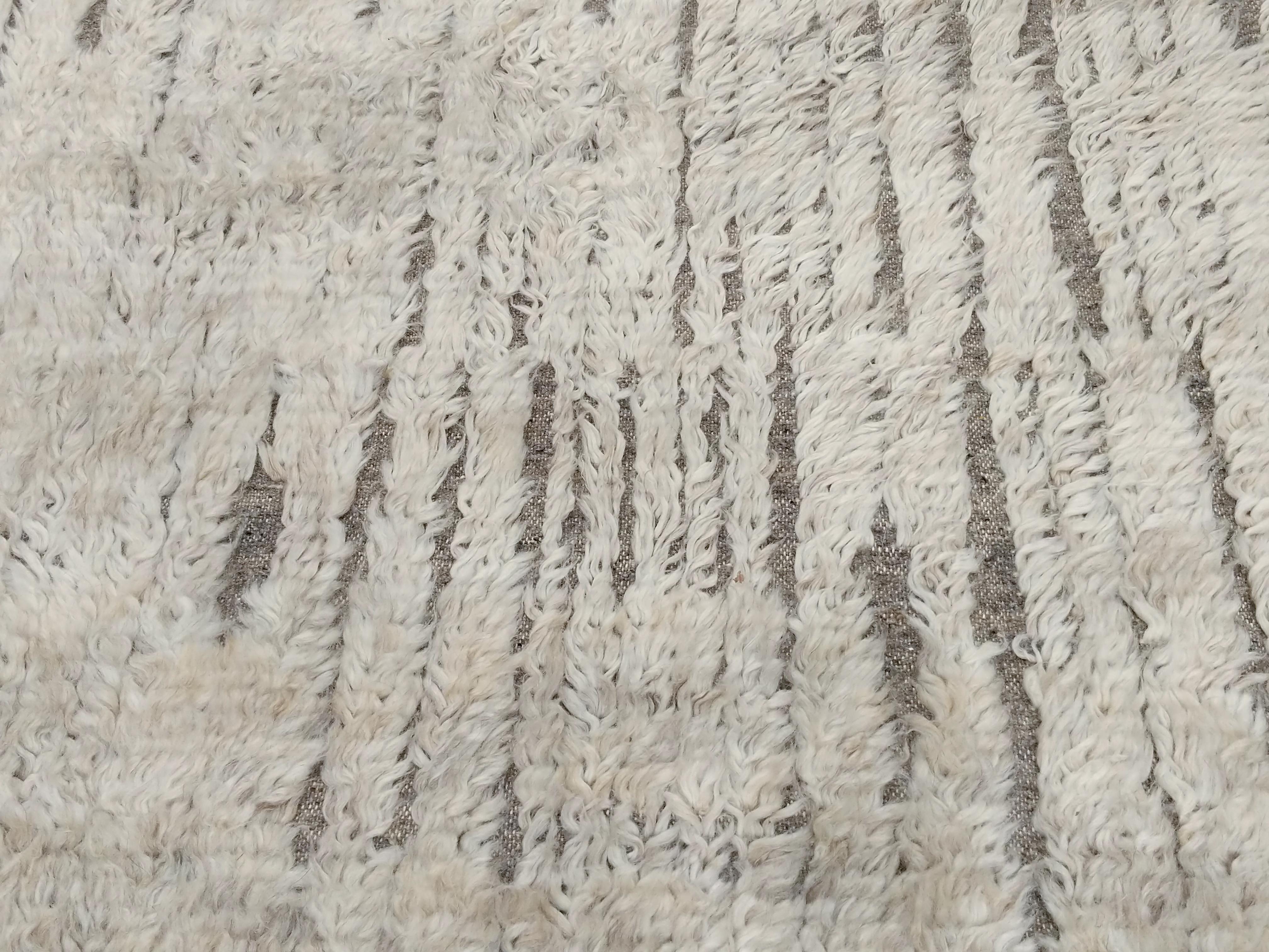 Contemporary Moroccan Style White and Greige Vertigo Rug by Alberto Levi Gallery (Wolle) im Angebot