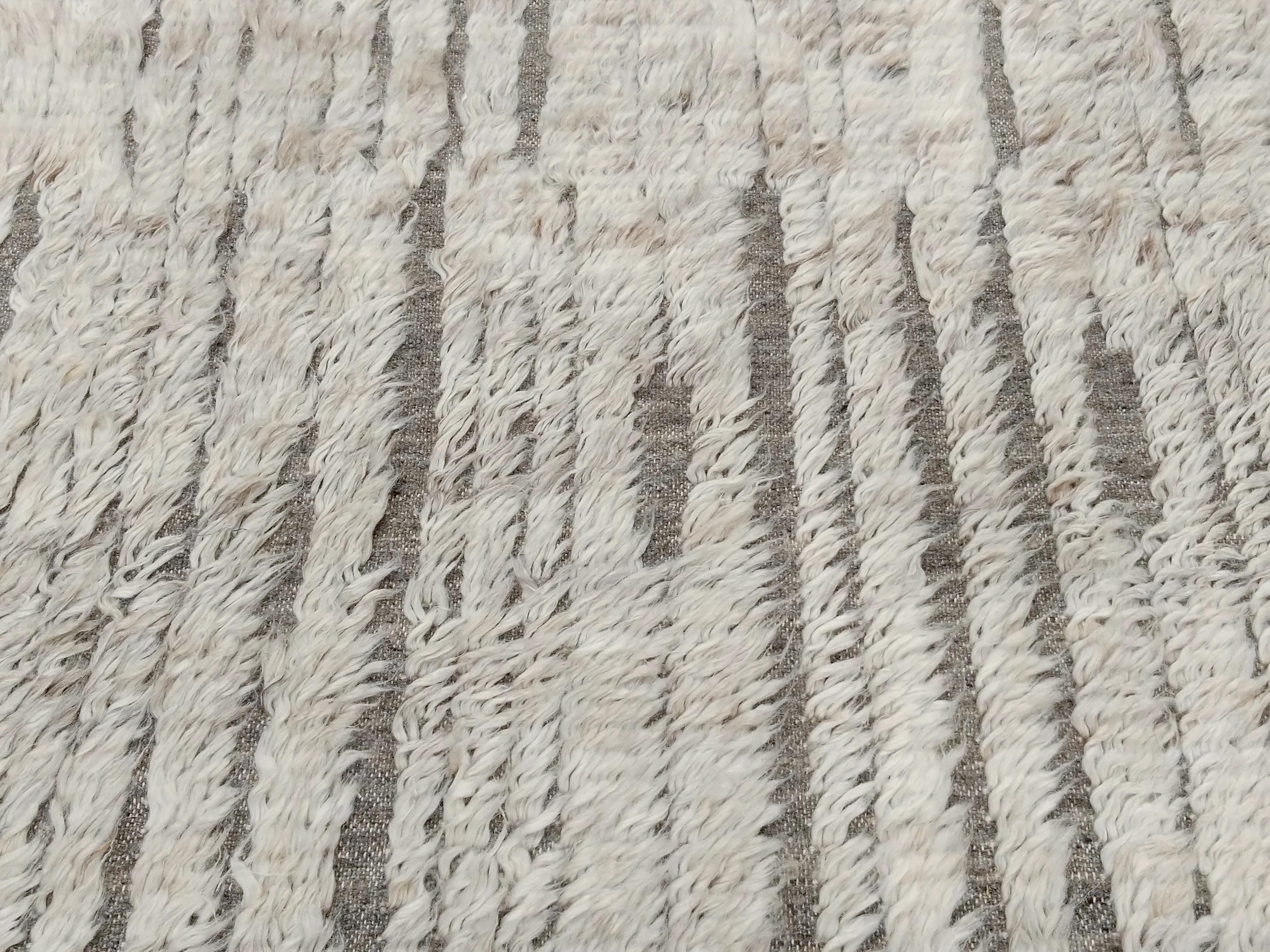 Contemporary Moroccan Style White and Greige Vertigo Rug by Alberto Levi Gallery im Angebot 1