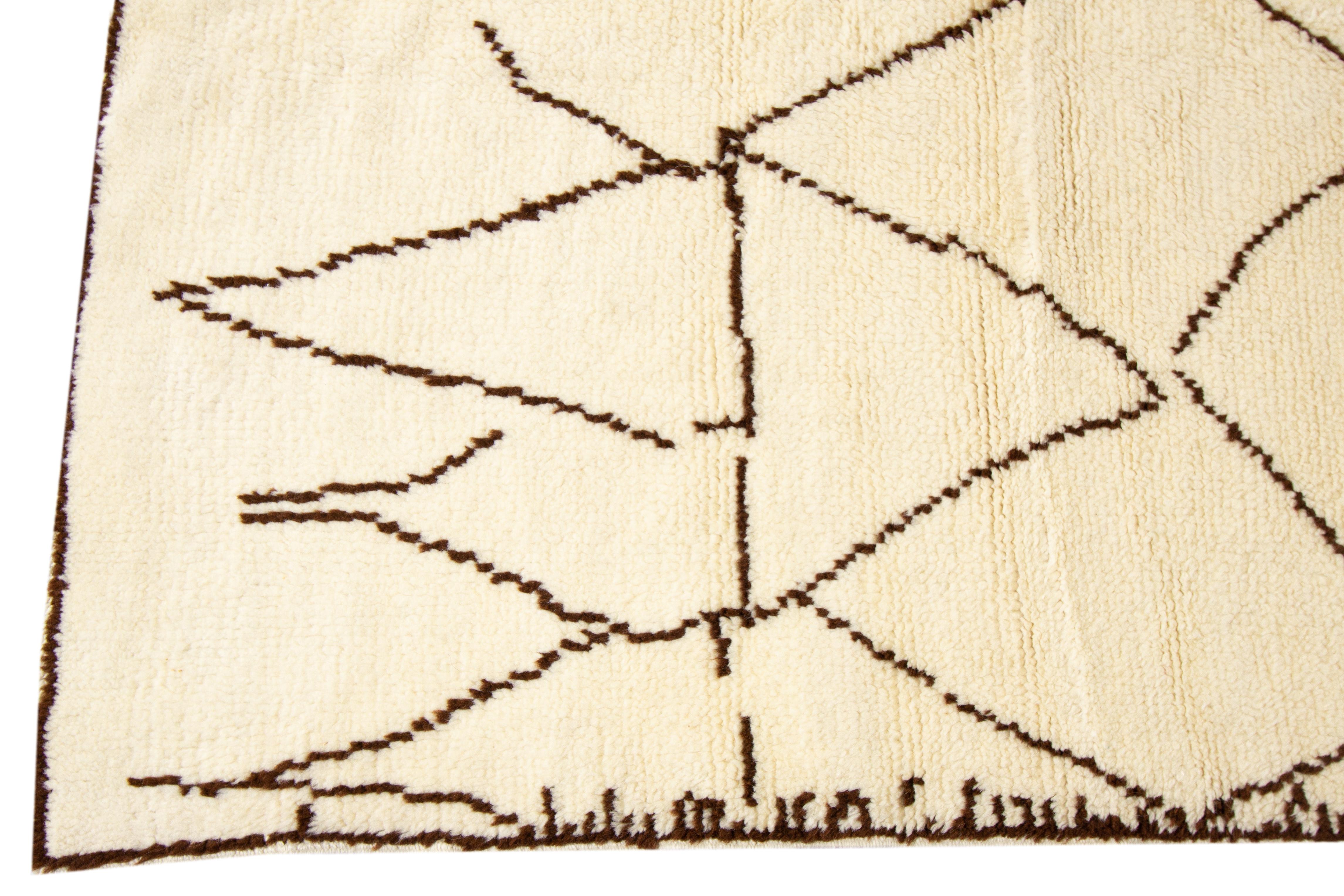 Zeitgenössischer Wollteppich im marokkanischen Stil mit geometrischem Muster (Moderne) im Angebot