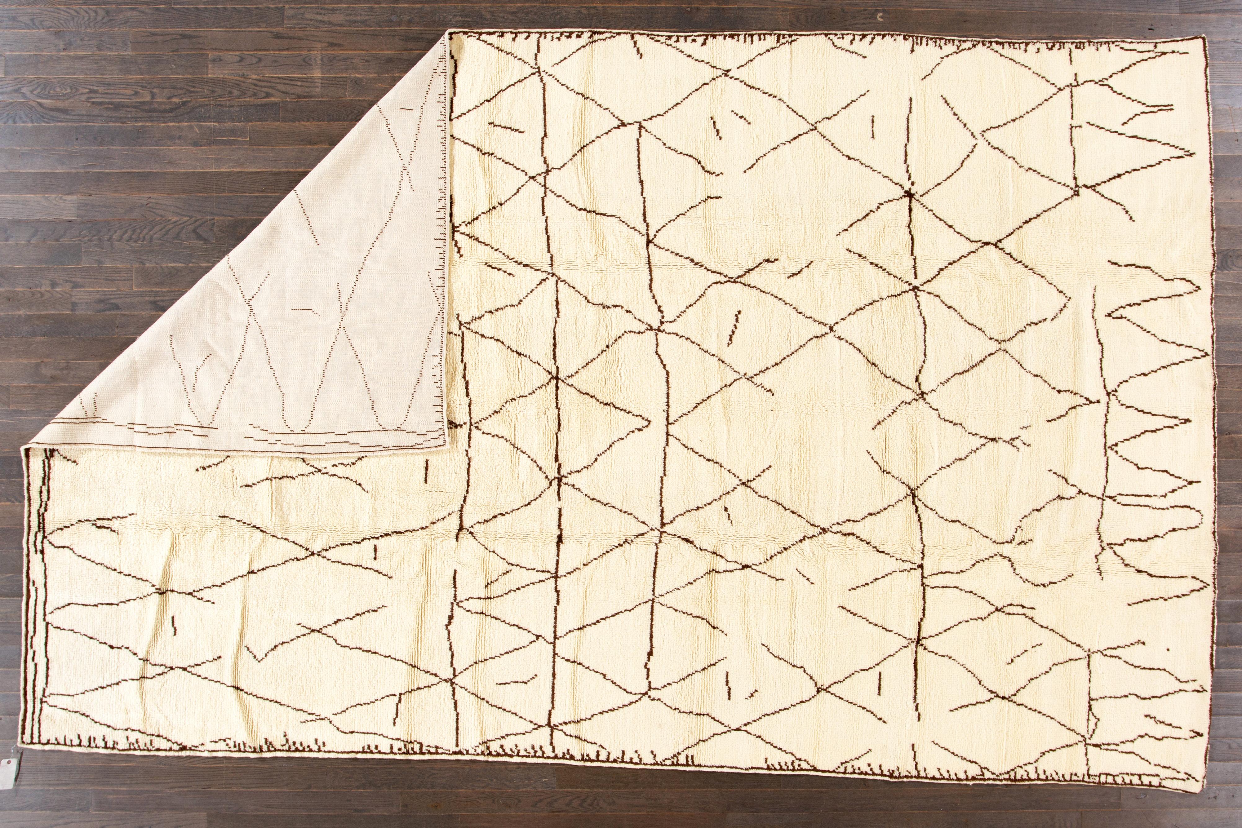 Zeitgenössischer Wollteppich im marokkanischen Stil mit geometrischem Muster (Türkisch) im Angebot