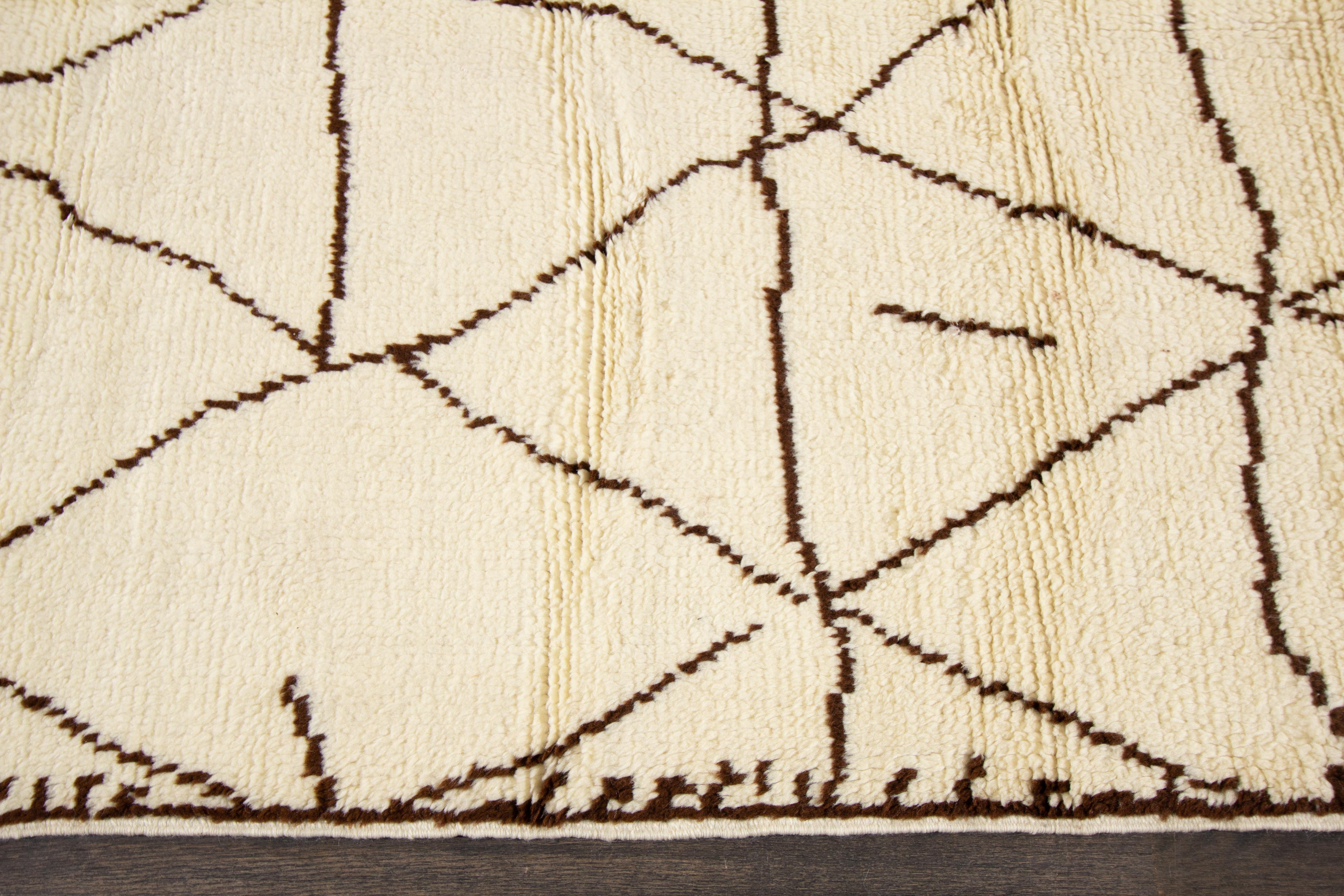 Zeitgenössischer Wollteppich im marokkanischen Stil mit geometrischem Muster (Handgeknüpft) im Angebot