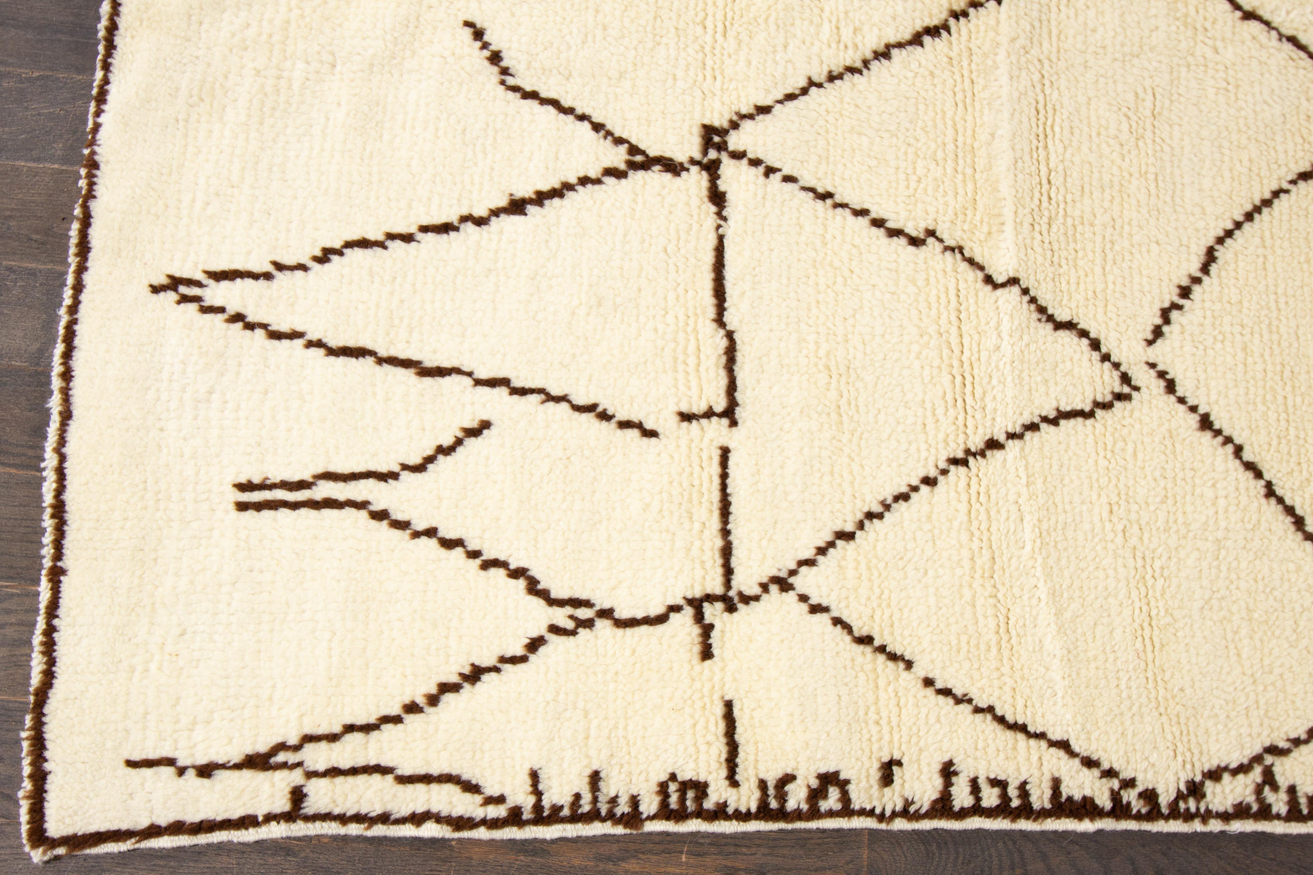 Zeitgenössischer Wollteppich im marokkanischen Stil mit geometrischem Muster im Zustand „Neu“ im Angebot in Norwalk, CT