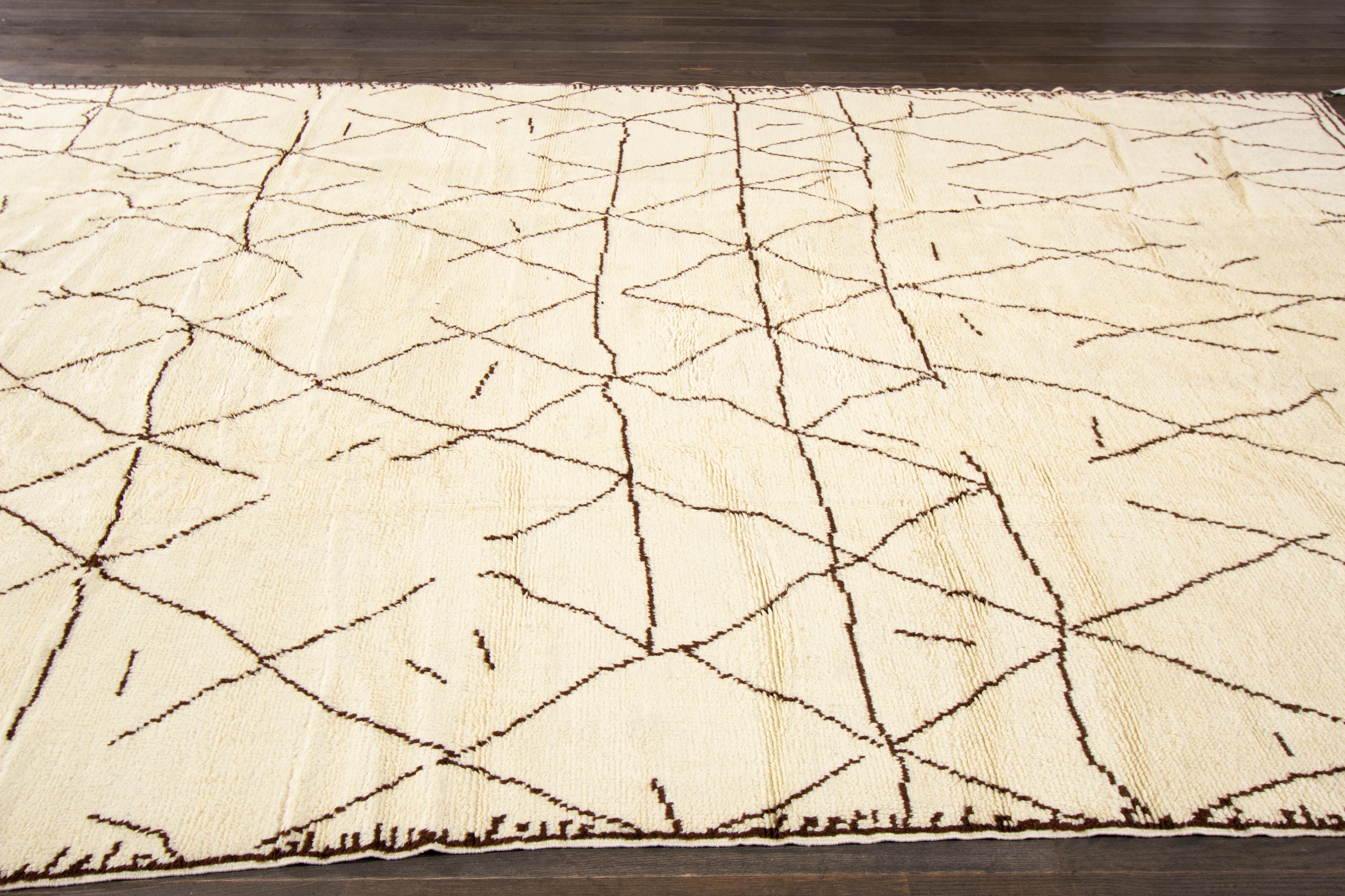 Zeitgenössischer Wollteppich im marokkanischen Stil mit geometrischem Muster (21. Jahrhundert und zeitgenössisch) im Angebot