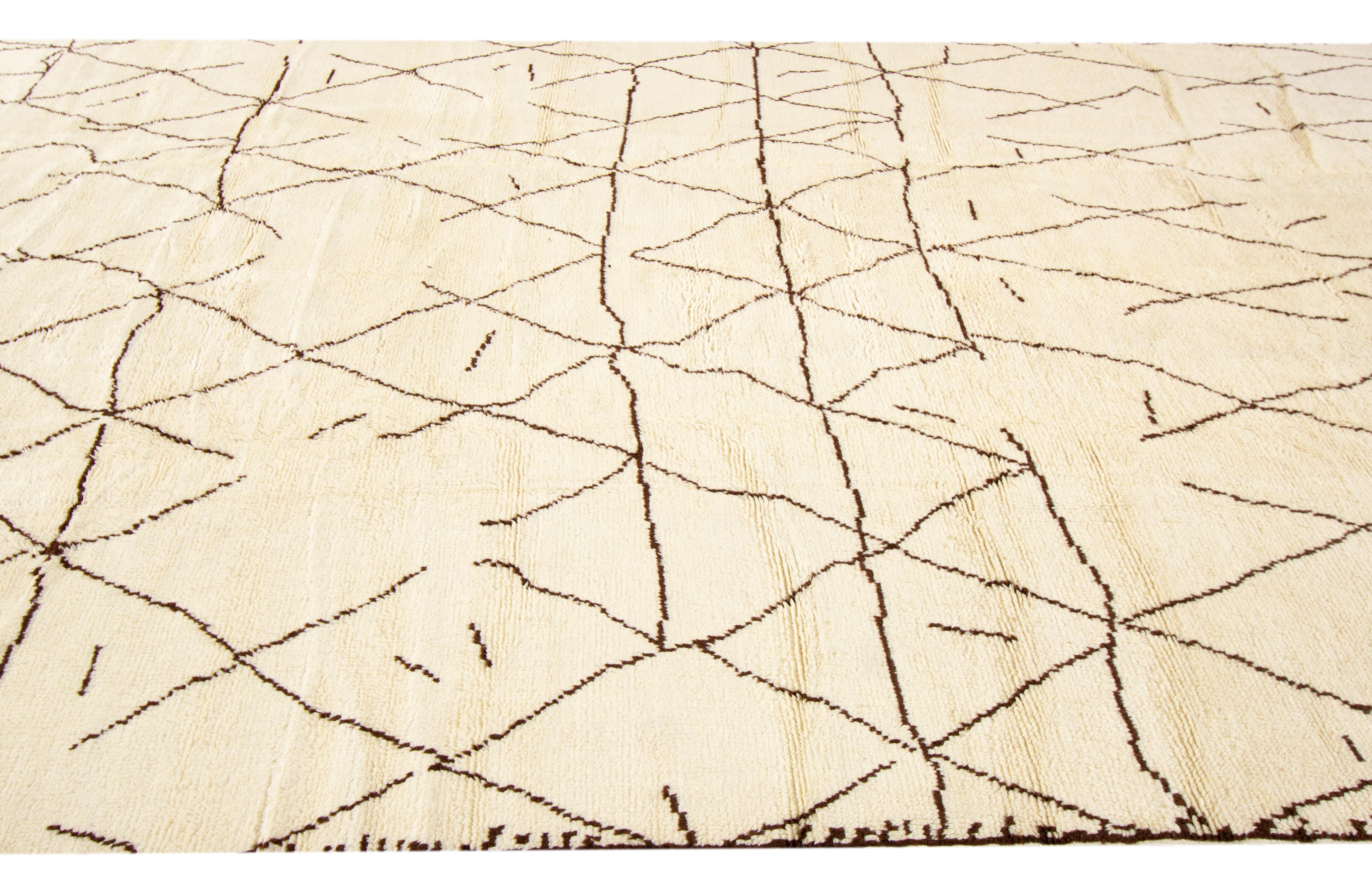 Zeitgenössischer Wollteppich im marokkanischen Stil mit geometrischem Muster (Wolle) im Angebot