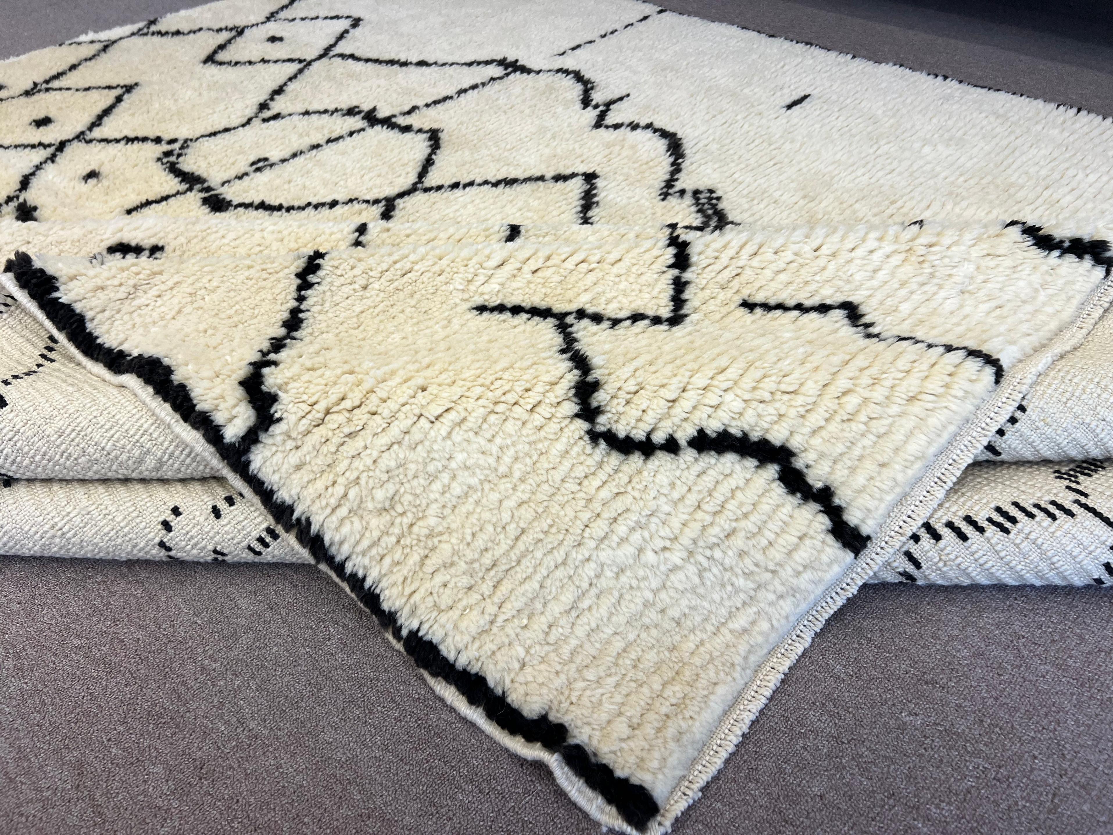 Contemporary Moroccan Tulu Rug Made of Natural Wool, Custom Options Available For Sale 1