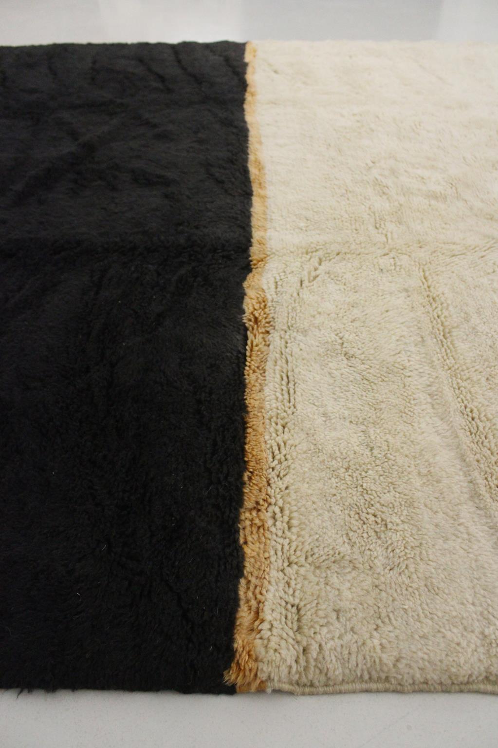Contemporary Moroccan wool Mrirt rug - Beige/black - 8.2x10.6feet / 252x325cm For Sale 1