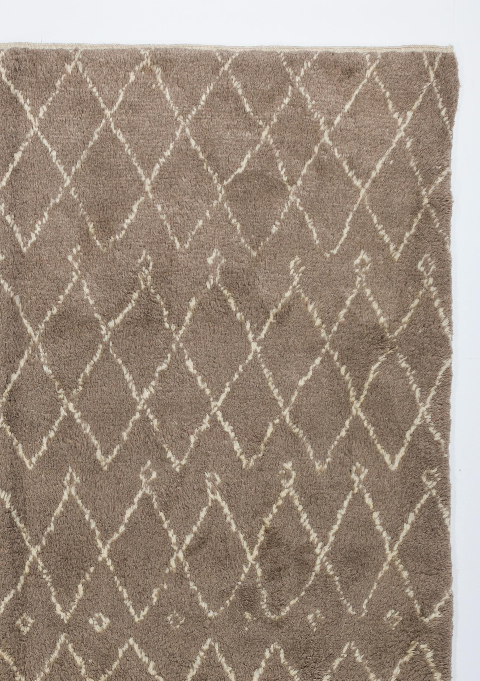 Modern Contemporary Moroccan Berber Rug in Natural Latte and Ivory Colors, 100% Wool For Sale