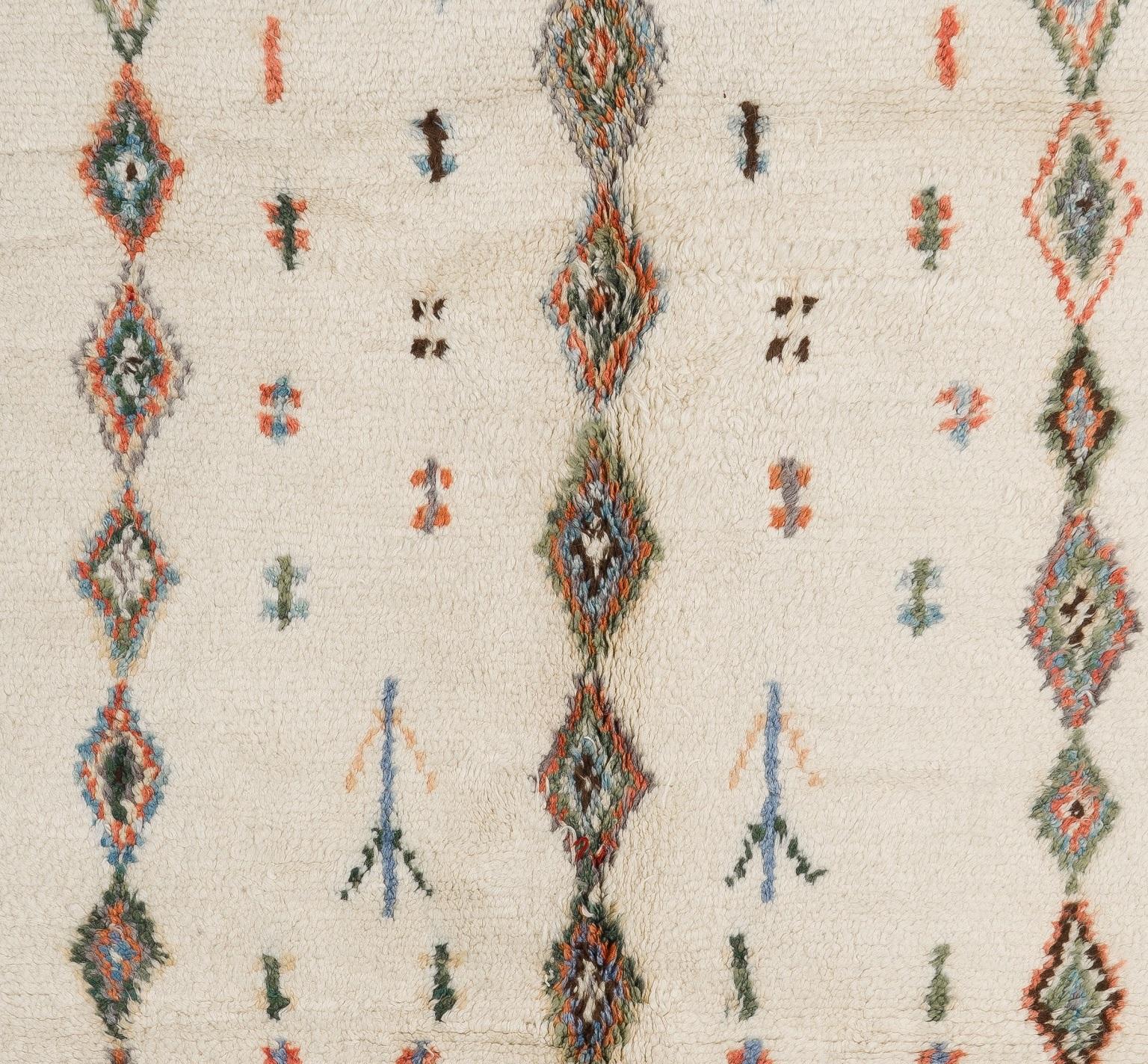 Moderner farbenfroher marokkanischer Tulu-Teppich mit Diamantmuster. Kundenspezifische Optionen verfügbar (Handgeknüpft) im Angebot