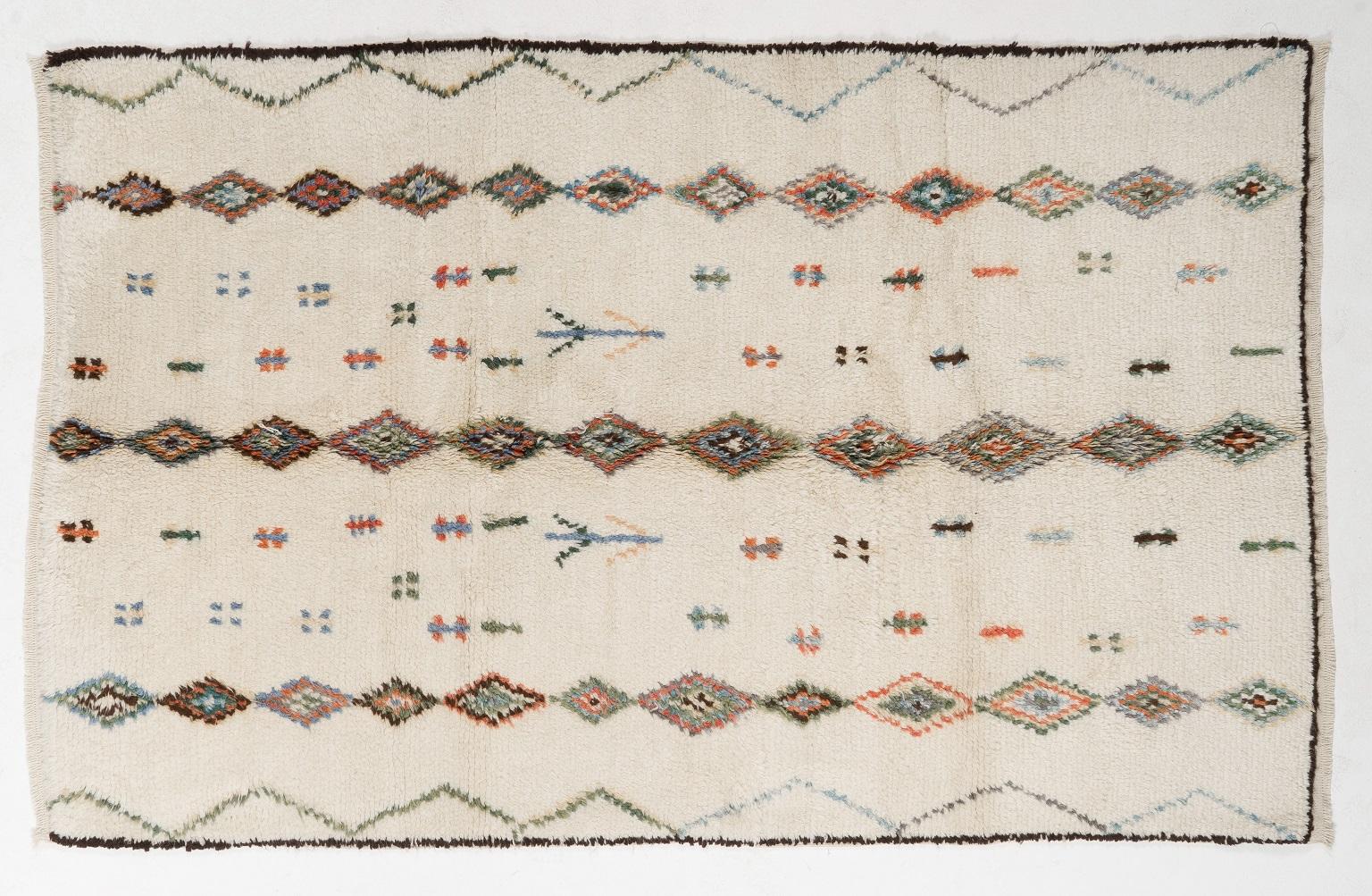 Moderner farbenfroher marokkanischer Tulu-Teppich mit Diamantmuster. Kundenspezifische Optionen verfügbar im Zustand „Neu“ im Angebot in Philadelphia, PA