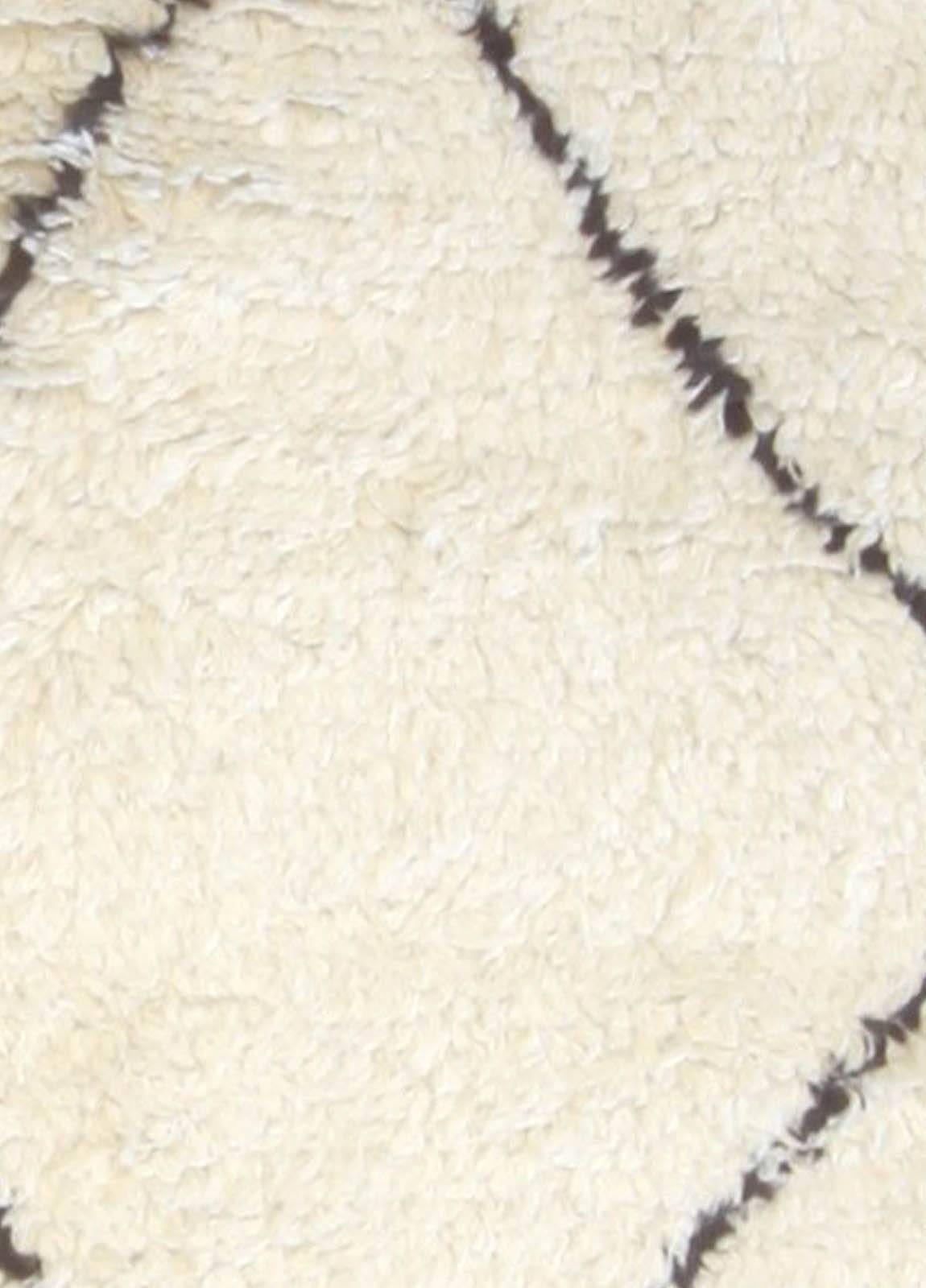 Chemin de table marocain contemporain en laine par Doris Leslie Blau
Taille : 60 × 548 cm (2'0